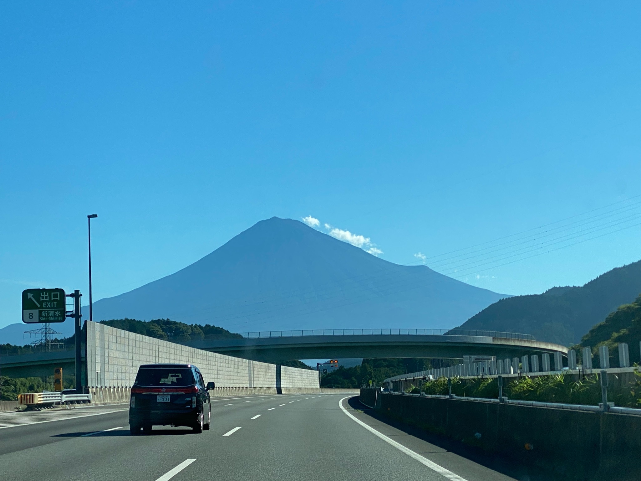 新東名高速から望む夏の富士山 プリンスルートの起点へ