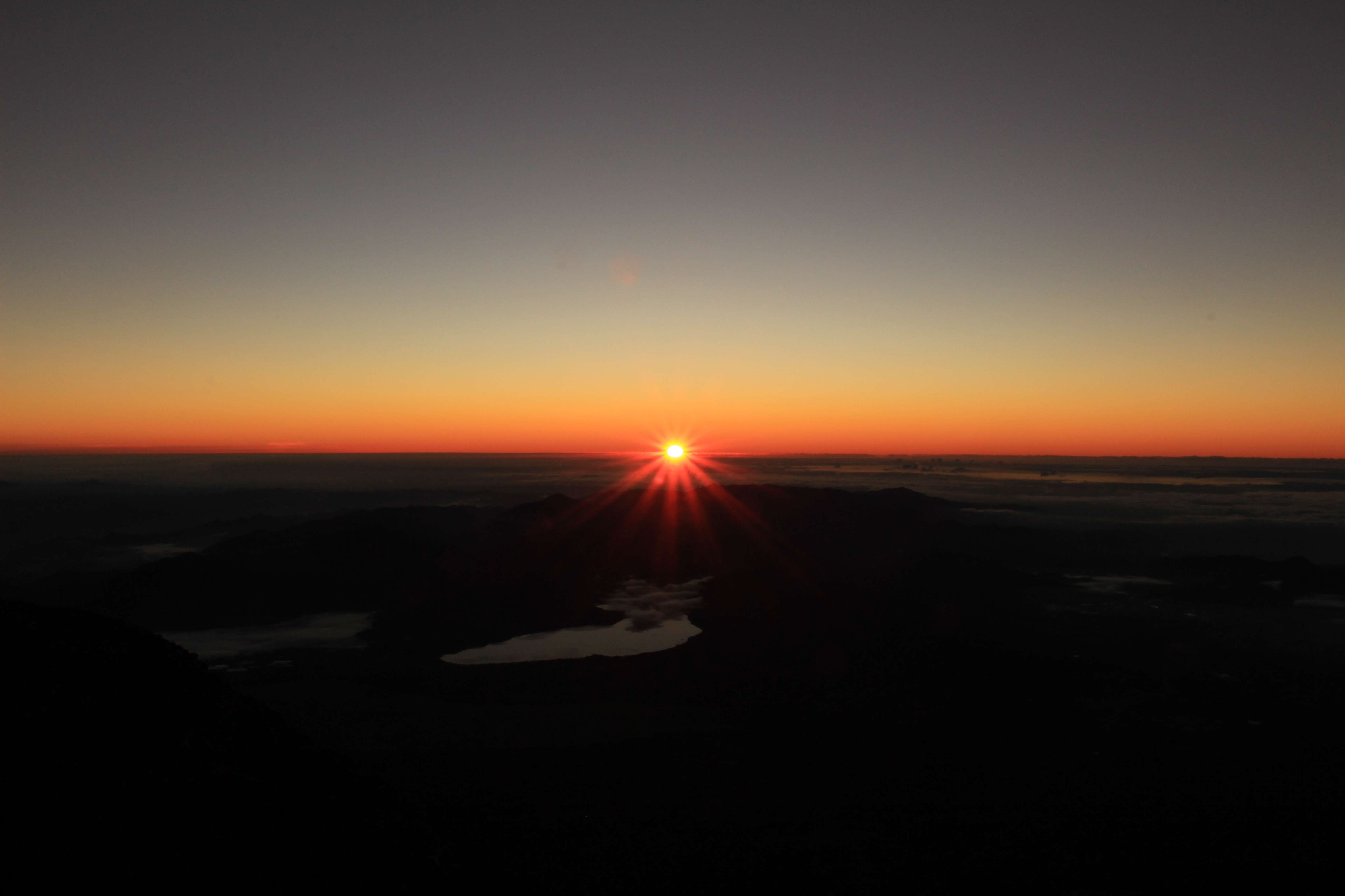 真っ赤な太陽が昇る富士山の御来光