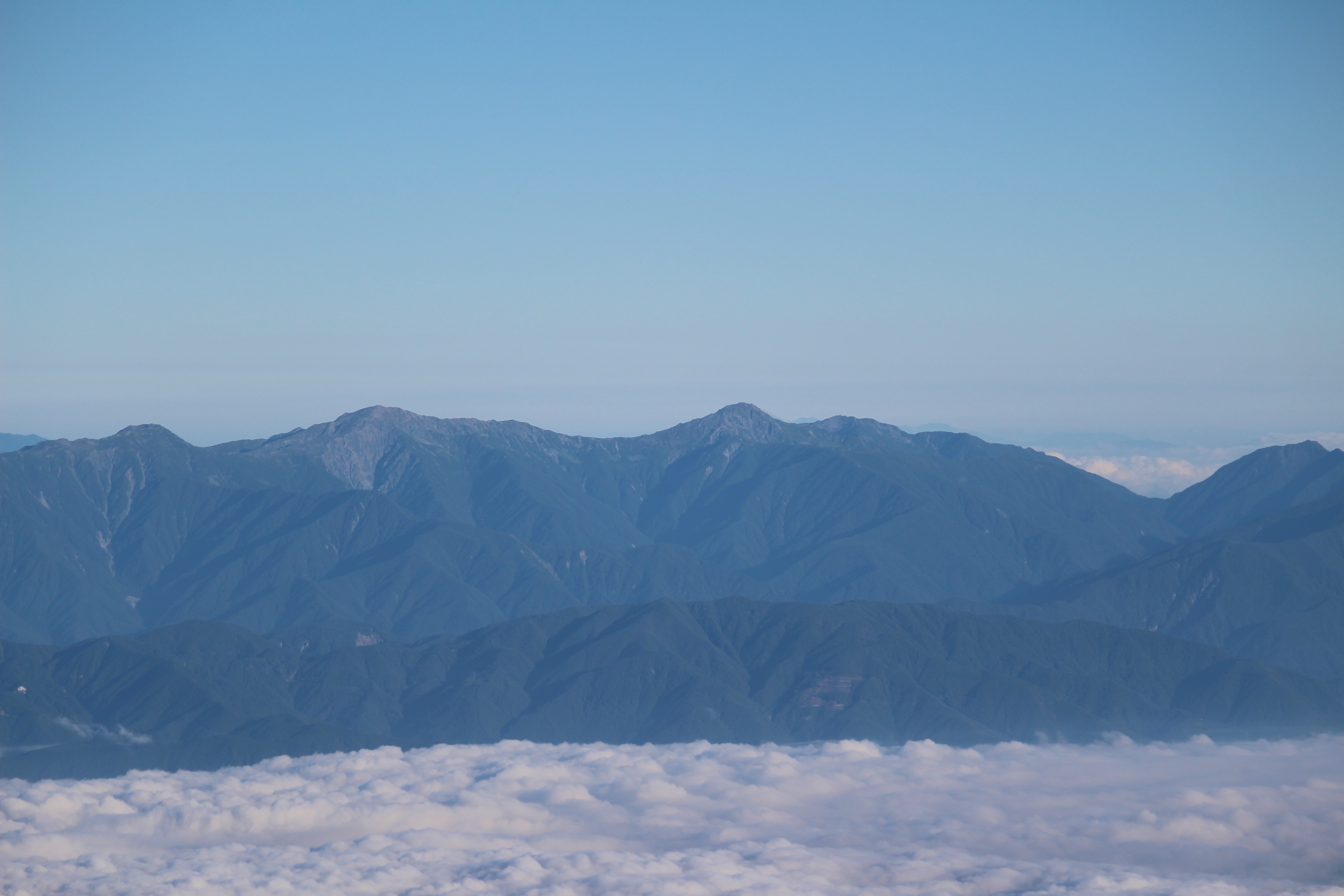 富士山山頂から望む北岳と間ノ岳 南アルプス