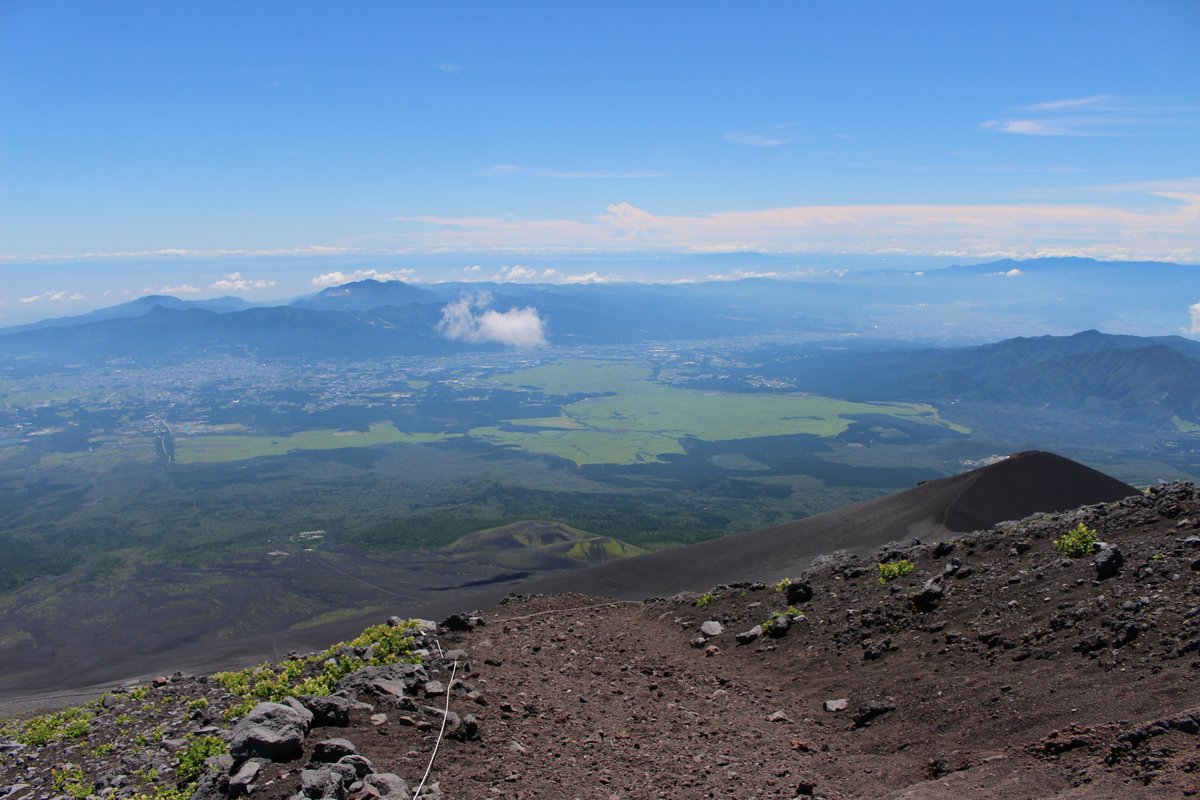 御殿場ルートの上部から見下ろす砂礫の斜面と御殿場市街 富士山の大砂走り