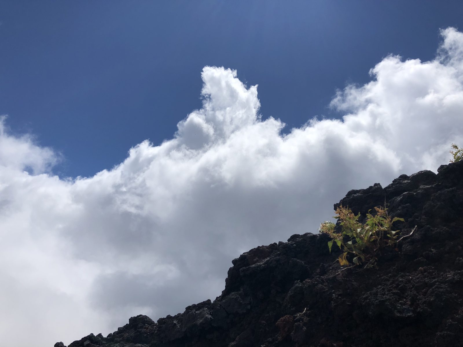 富士山富士宮ルートで雲海を突き抜けた先に広がる青空 台風接近時の登山