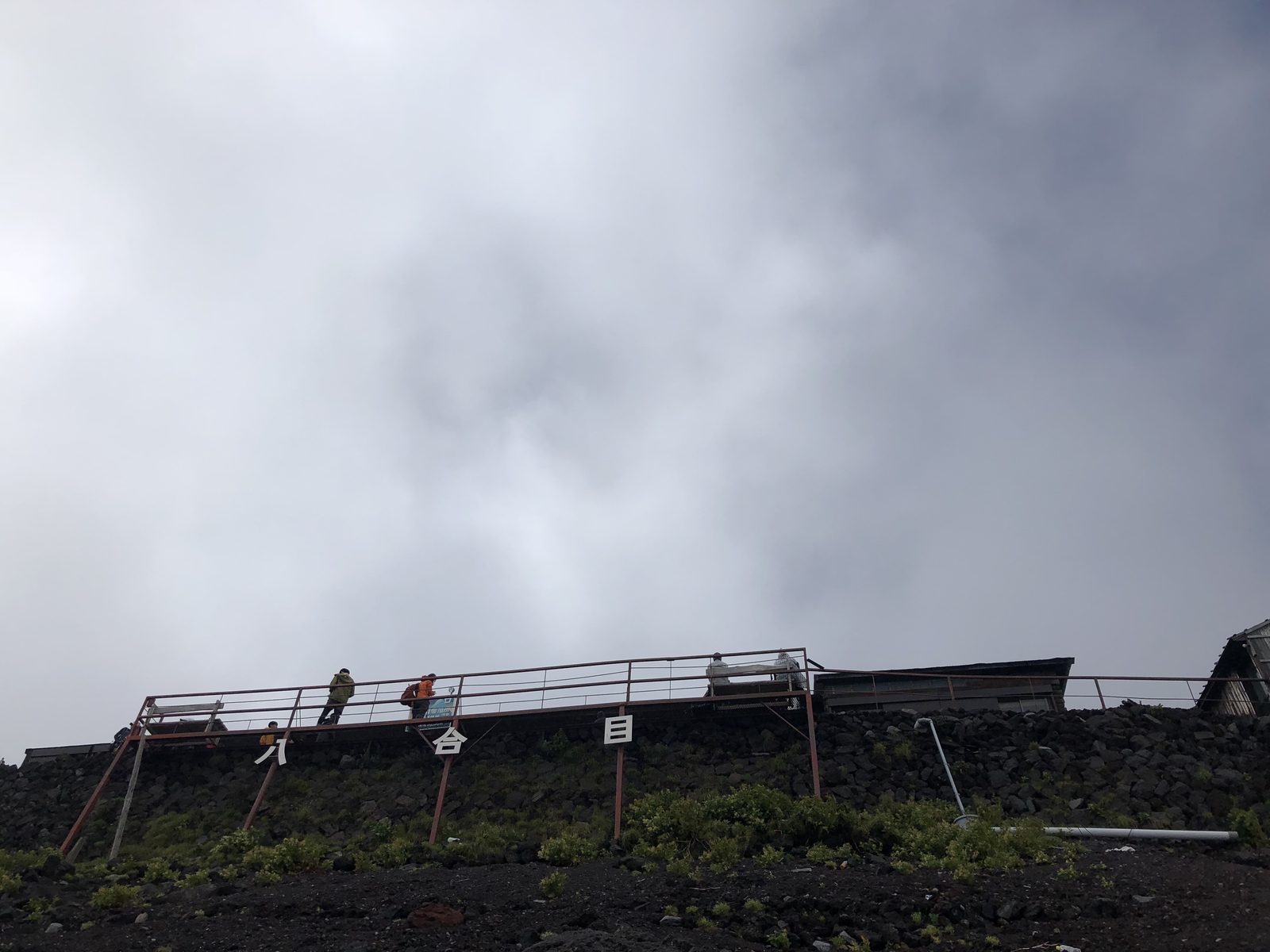 富士山富士宮ルート八合目の池田館と厚い雲 台風接近時の山小屋