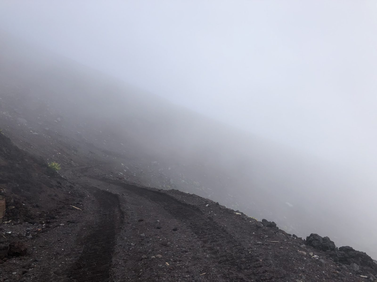 富士山の富士宮ルートから御殿場ルートへ渡る連絡路 濃いガスに包まれた登山道