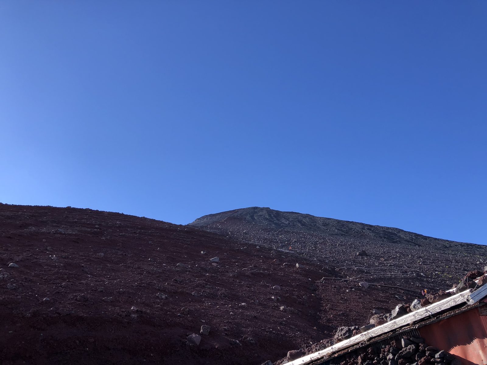 赤岩八合館から見上げた青空と富士山の山頂 御殿場ルート