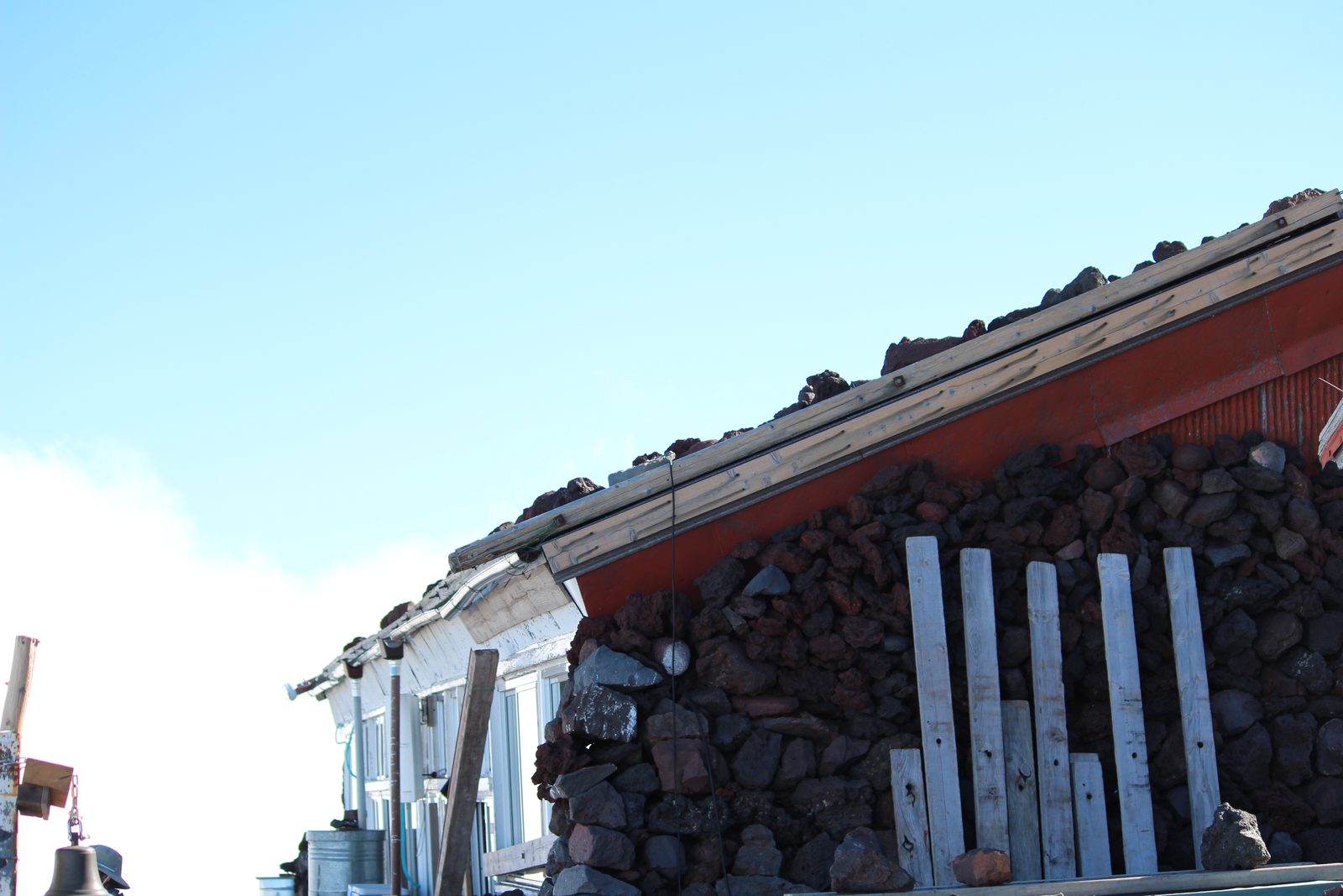 御殿場ルート赤岩八合館の外観 溶岩を積み上げた壁と青空 富士山の山小屋