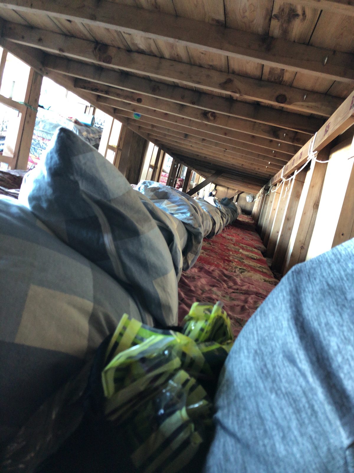 富士山赤岩八合館の寝床 布団が隙間なく並ぶ山小屋の内部