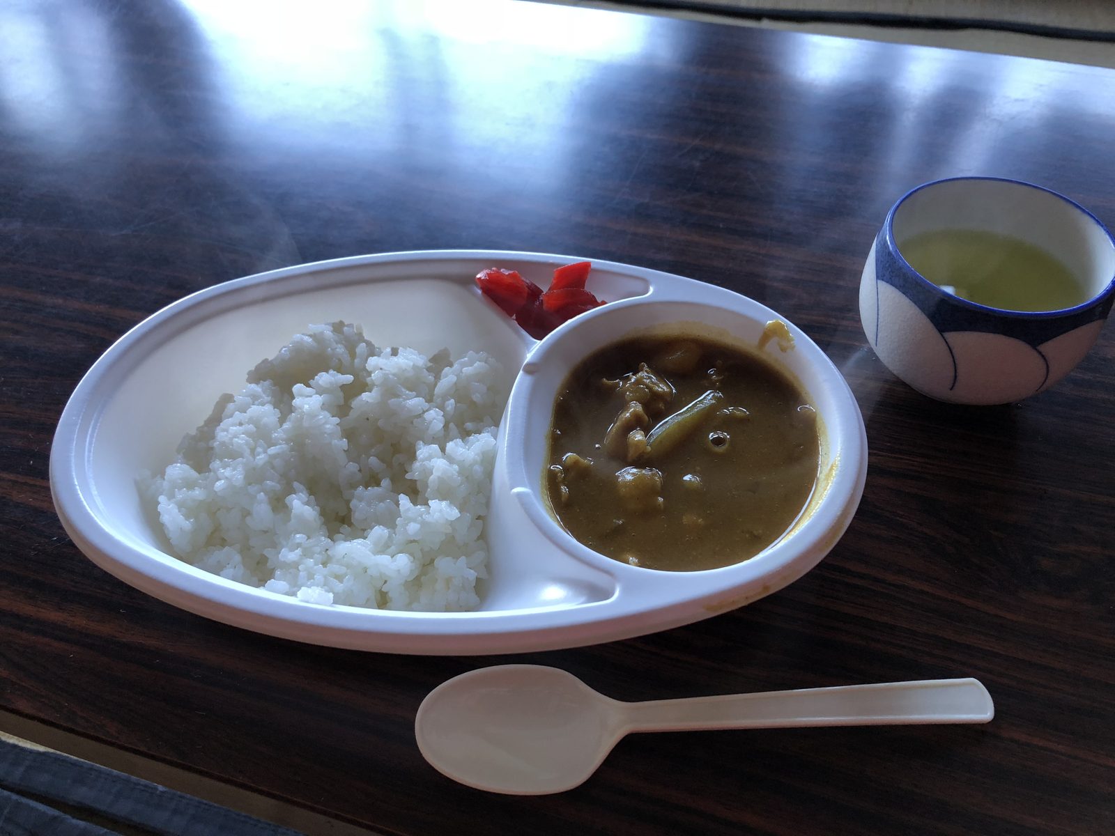 富士山赤岩八合館の夕食のカレーライスと温かいお茶 山小屋の食事