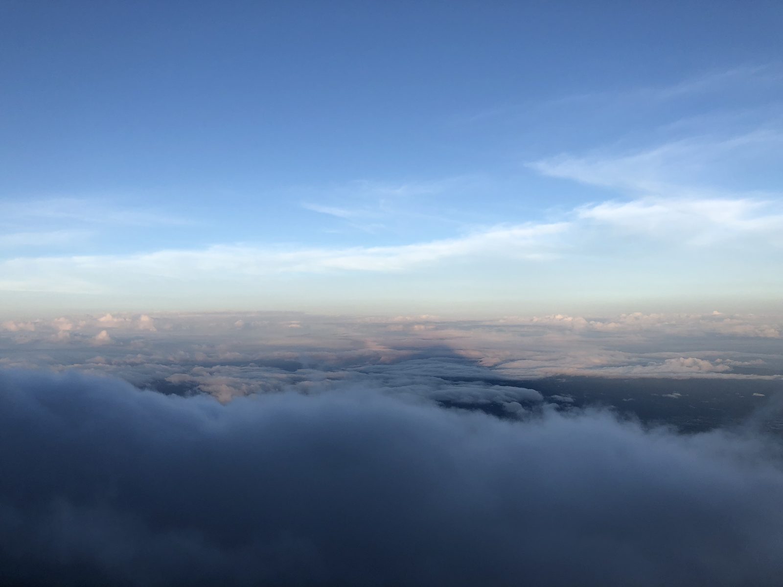 夕陽に染まる雲海と水平線に溶けていく影富士 富士山御殿場ルート