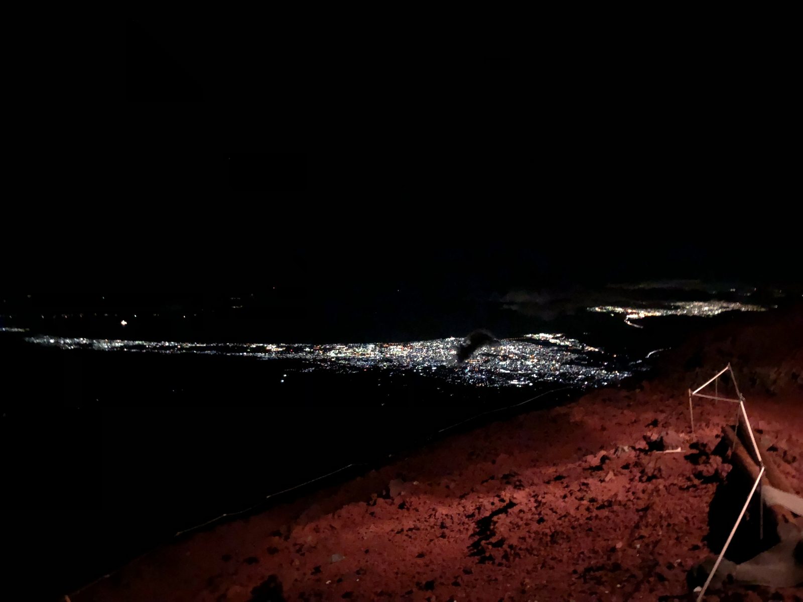 富士山赤岩八合館から見た深夜の街の夜景 台風接近の合間に晴れた夜空