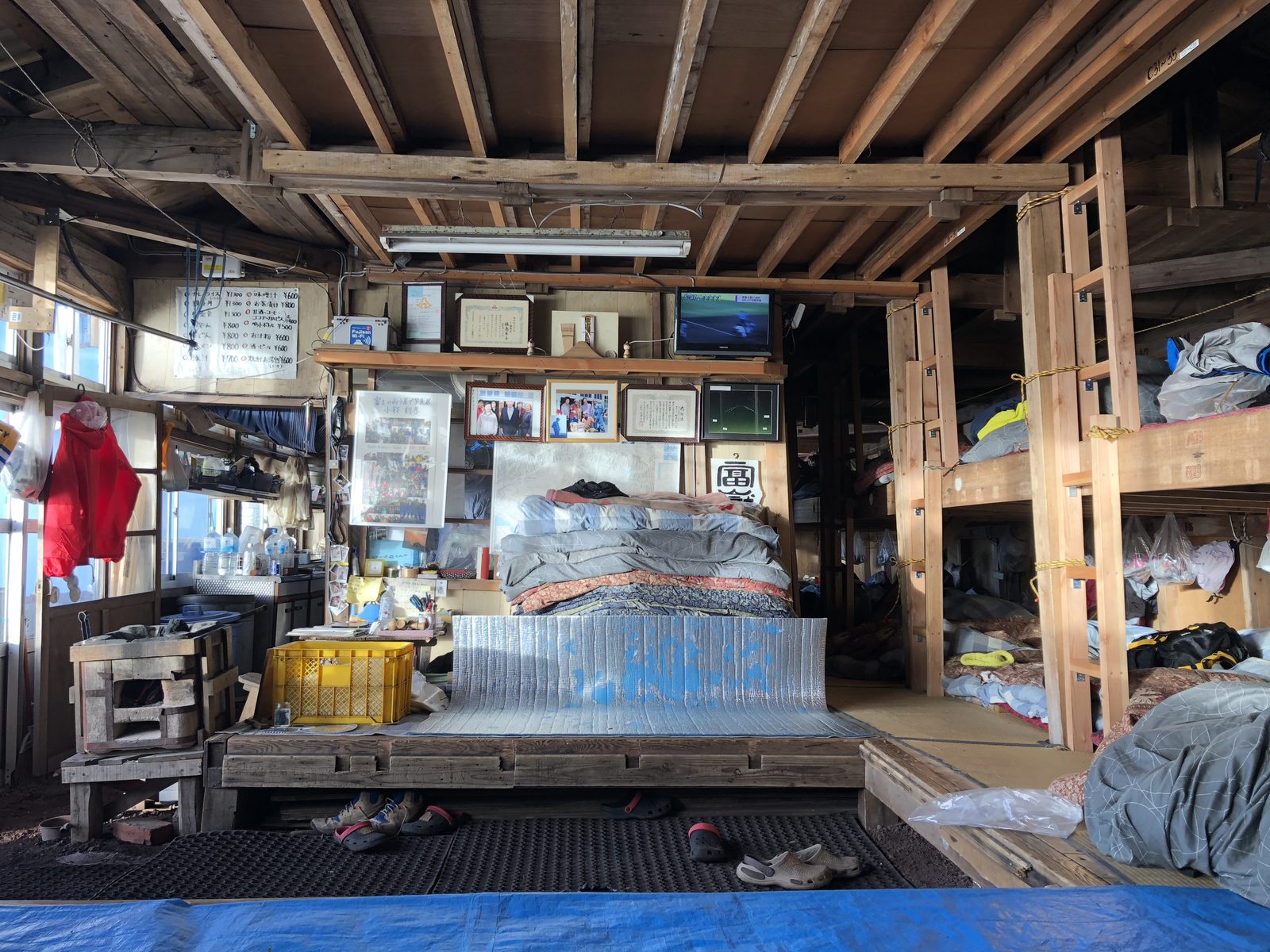 富士山赤岩八合館の室内とこたつ 荒天の朝の山小屋