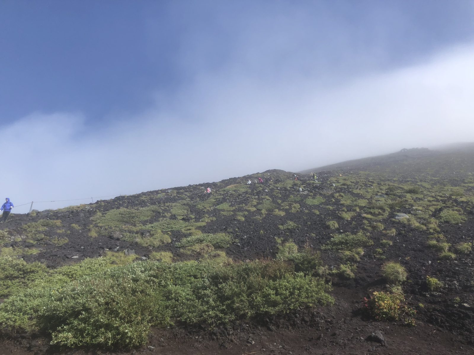 富士山富士宮ルートの下山 ガスの下に抜けて視界が晴れていく登山道