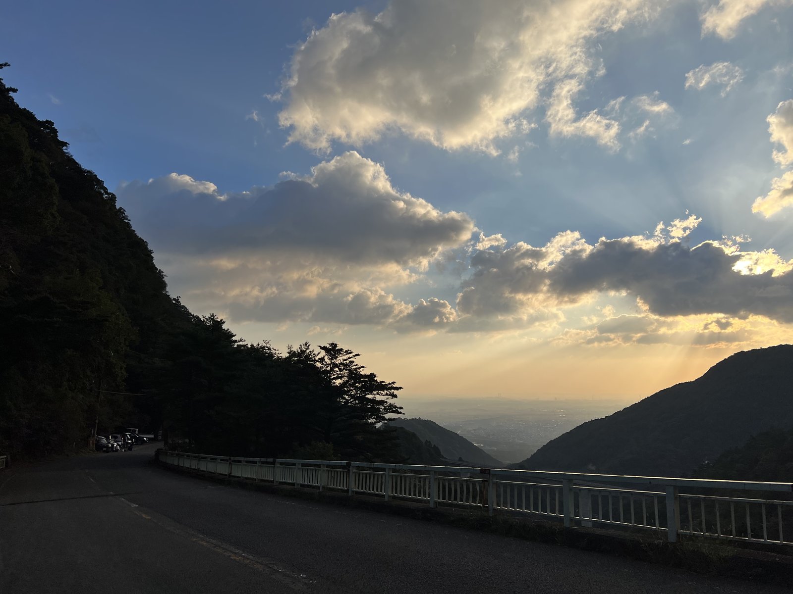 朝日に照らされた雲と鈴鹿の谷 御在所岳 裏道登山口へ向かう朝 ヴィアフェラータ山行の始まり ヤマカルテ