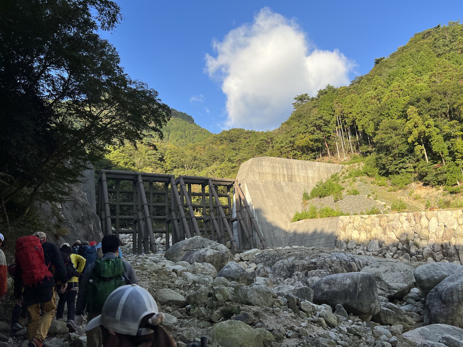 砂防ダムの手前を歩く18人のグループ 御在所岳 裏道登山道 ヴィアフェラータへ向かうグループ登山 ヤマカルテ