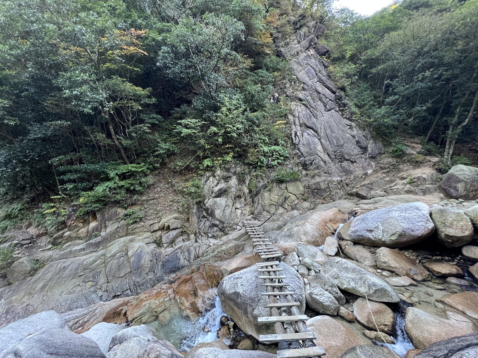沢沿いの巨岩と鉄のはしご 右奥にそびえる熊岩 御在所岳 裏道登山道 ヤマカルテ