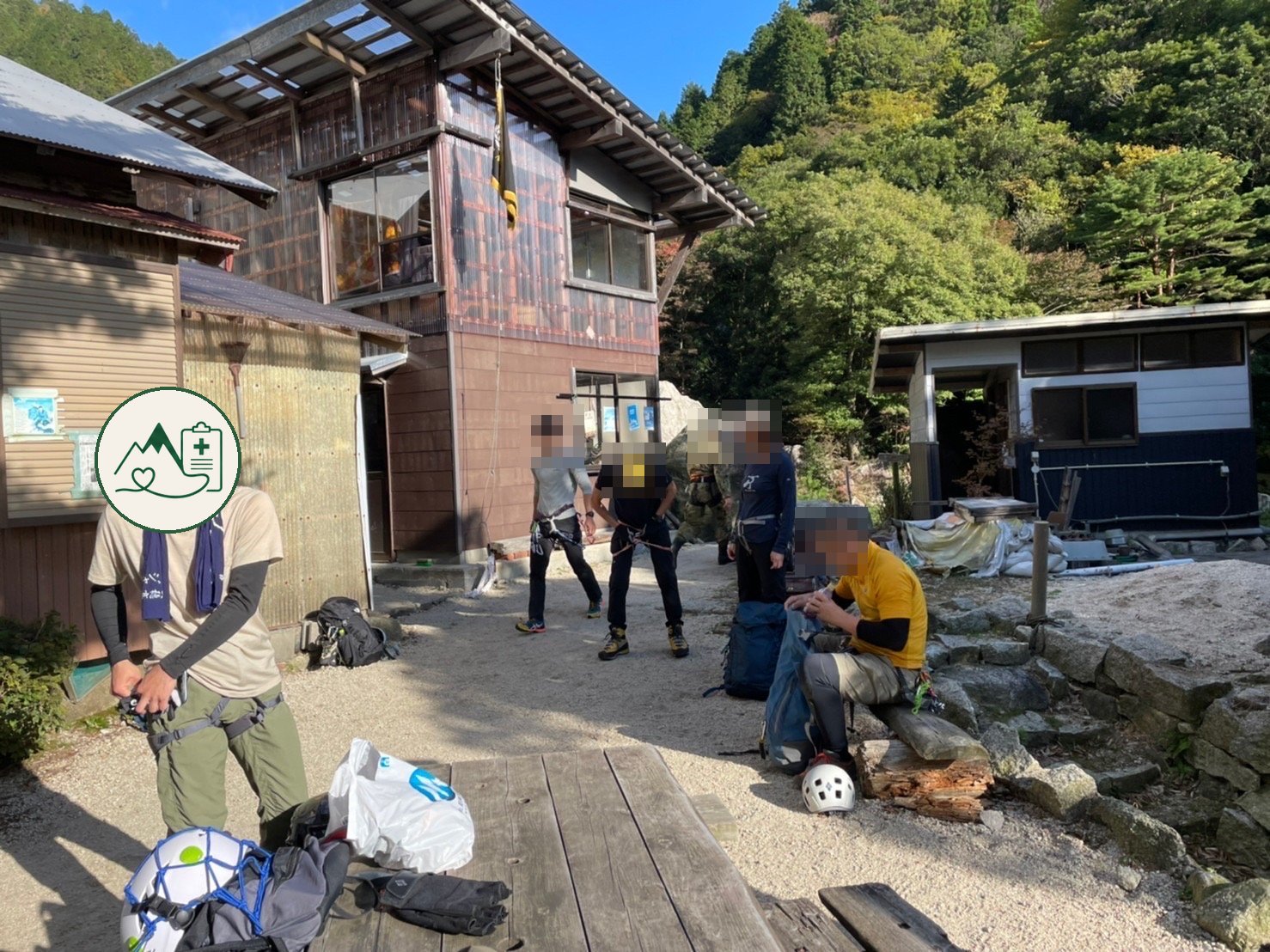 藤内小屋の前でハーネスを着けるメンバーと著者 御在所岳 ヴィアフェラータの準備 ヤマカルテ