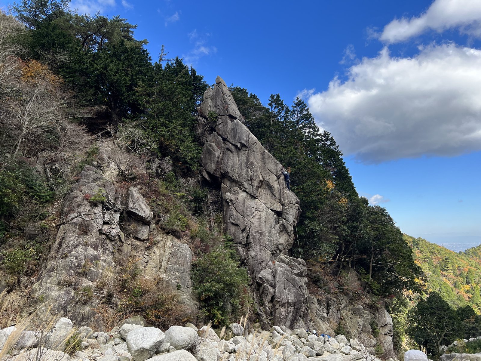 青空にそびえる奇岩 兎の耳 御在所岳 裏道 ヴィアフェラータへの分岐点 ヤマカルテ