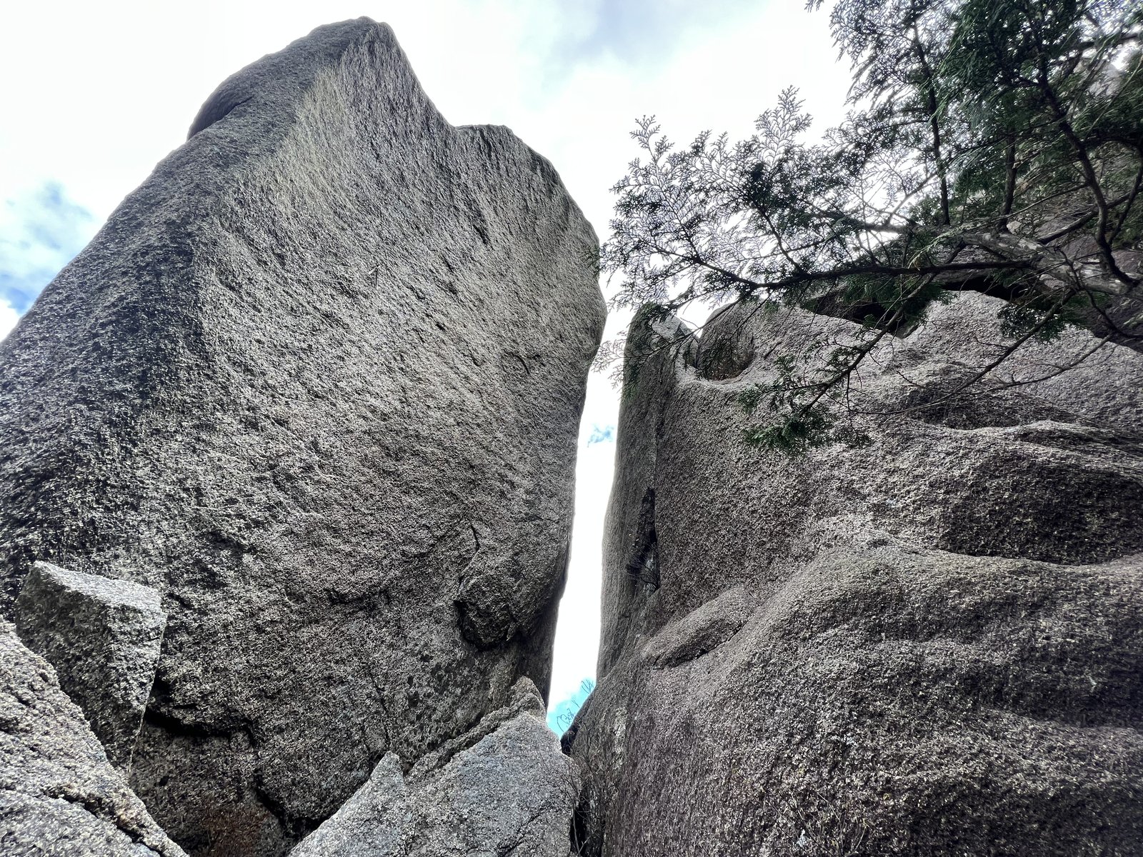 2つの巨岩の間にできた狭い岩のゲート 御在所岳ヴィアフェラータ ヤマカルテ