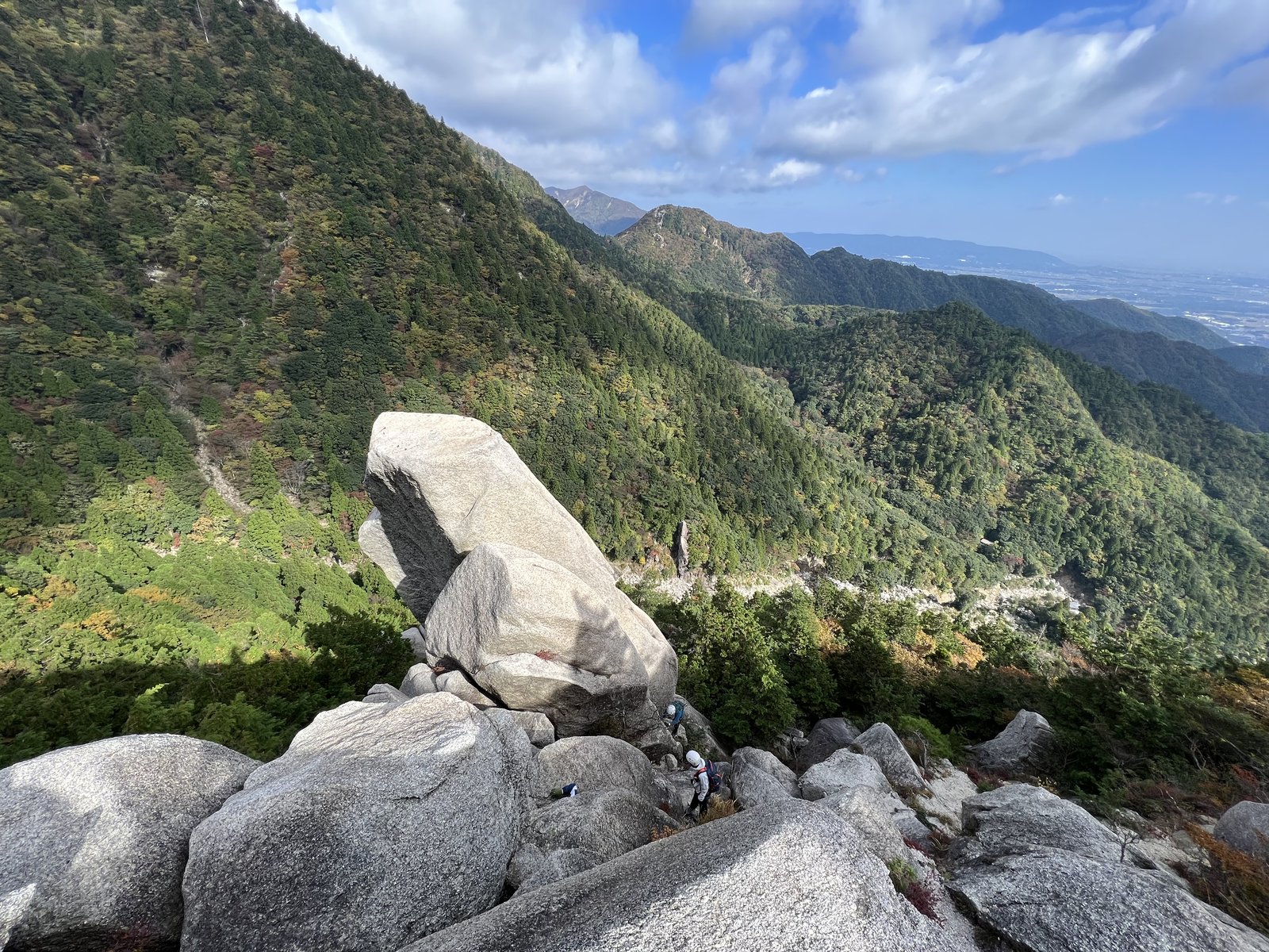 高度感のある岩場から見下ろした谷と鈴鹿の山並み 御在所岳ヴィアフェラータ ヤマカルテ