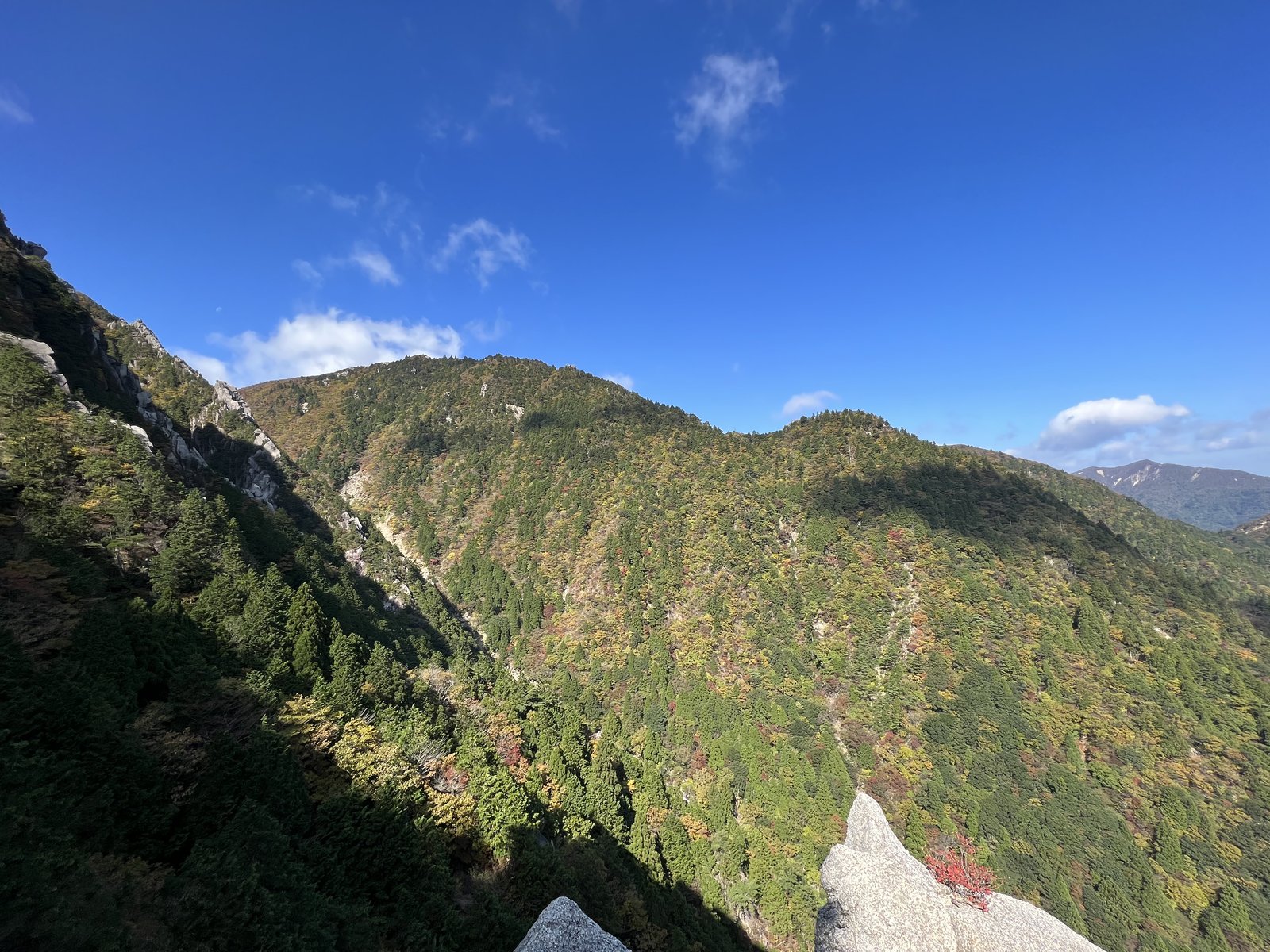 岩場から見た国見岳方面の山並みと青空 御在所岳ヴィアフェラータ ヤマカルテ
