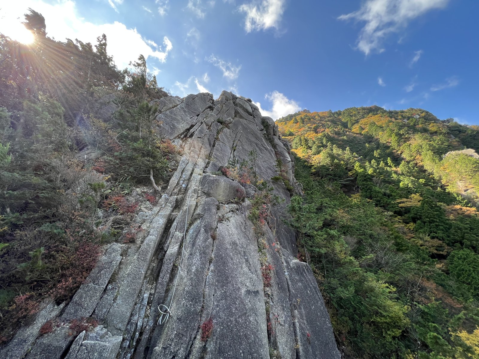 青空に向かって長く続く花崗岩の岩壁 御在所岳ヴィアフェラータ最後の核心部 ヤマカルテ