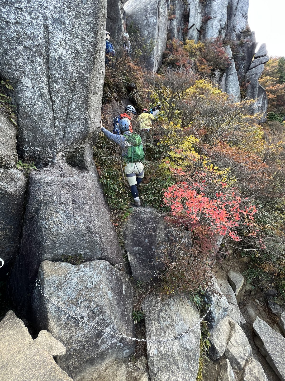 鎖を頼りに下る中道8合目付近の岩場と紅葉 御在所岳 ヤマカルテ