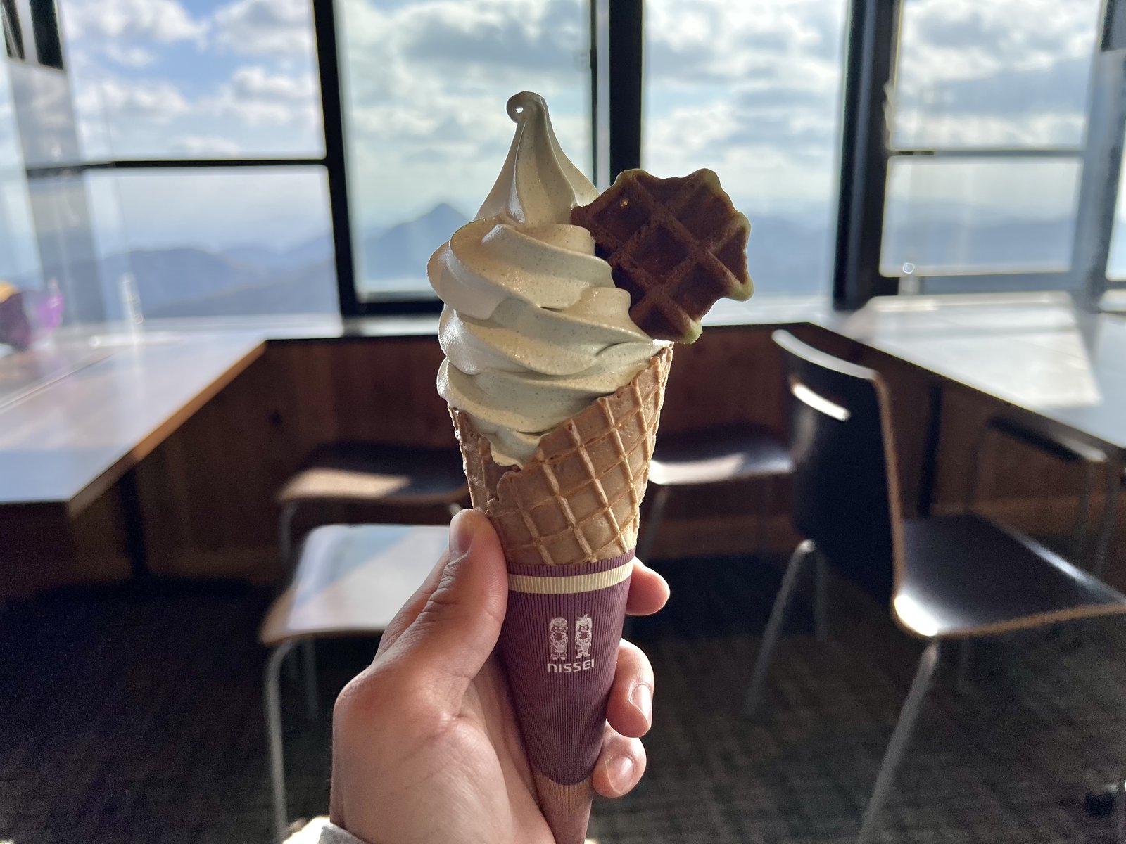 菰野町名物の真菰を使ったミックスソフトクリーム 御在所岳 山上の展望食堂 ヤマカルテ