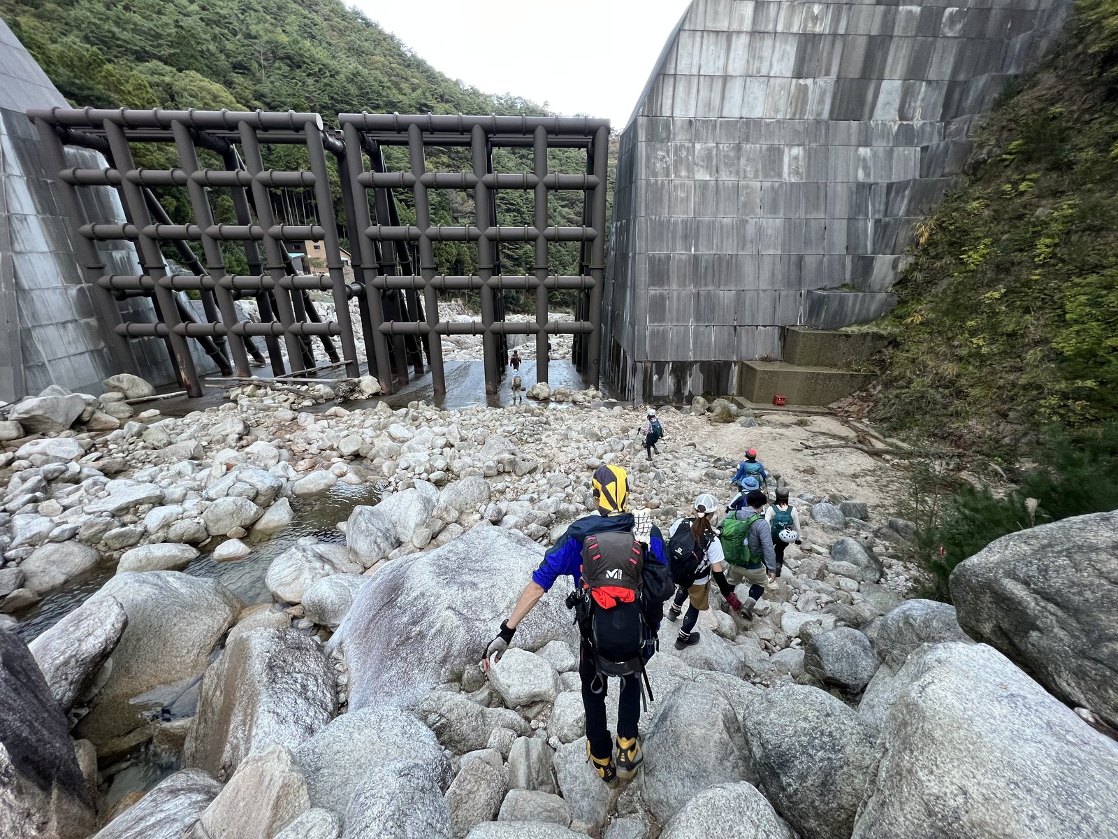 朝に通った砂防ダムへ下りてきたメンバー 御在所岳 裏道 ヤマカルテ