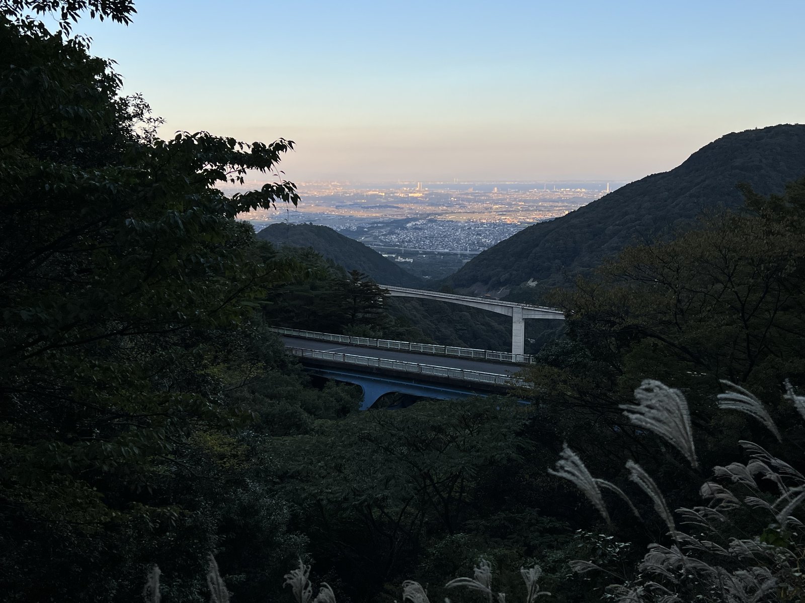 夕方の空と橋 日が傾いた裏道の駐車場付近から見た鈴鹿の谷 ヤマカルテ