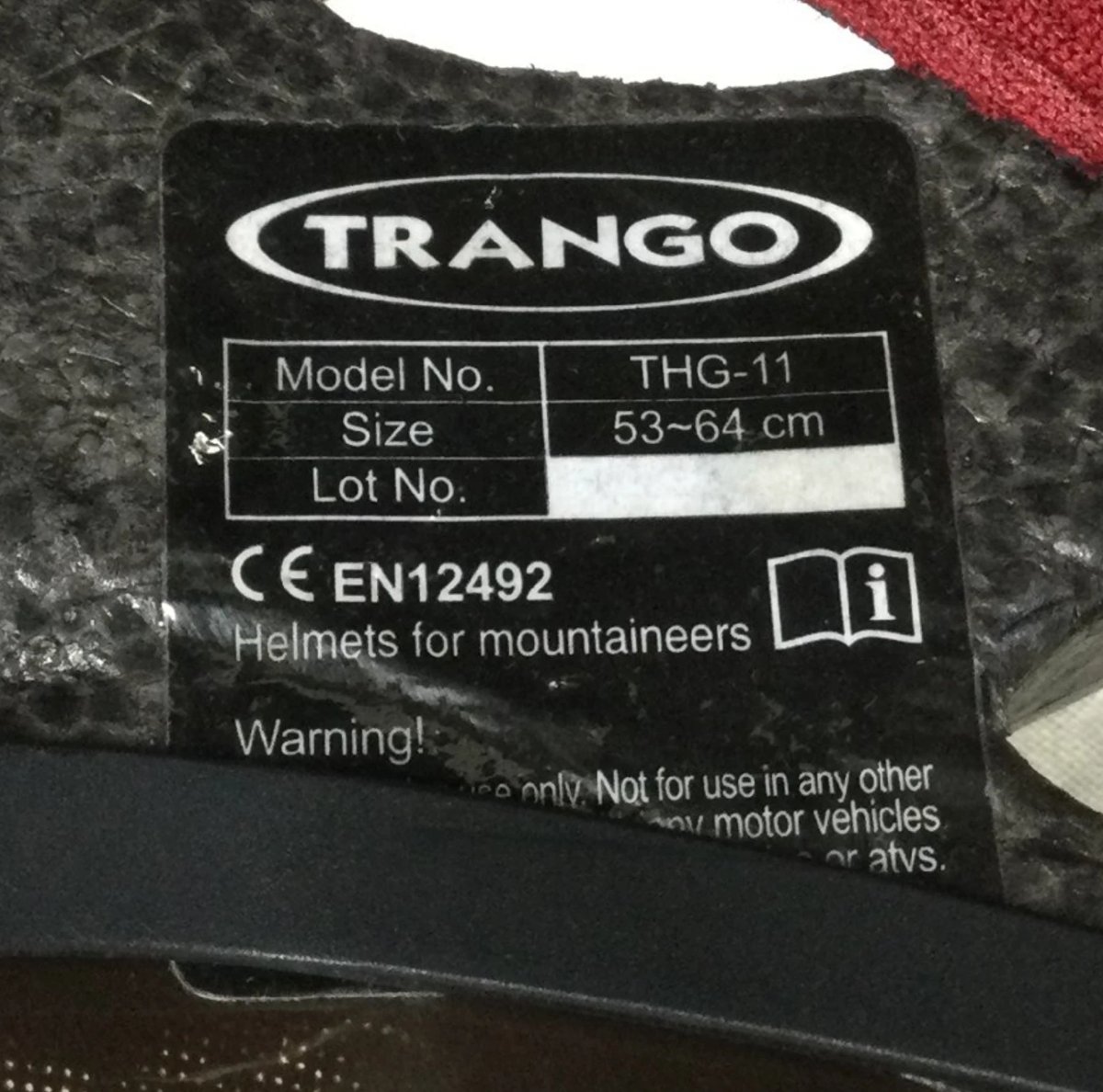 TRANGOのヘルメットの内側のタグ 型番THG-11・サイズ53〜64cm・CE EN12492 Helmets for mountaineers 登山用ヘルメットの規格表示の例 ヤマカルテ