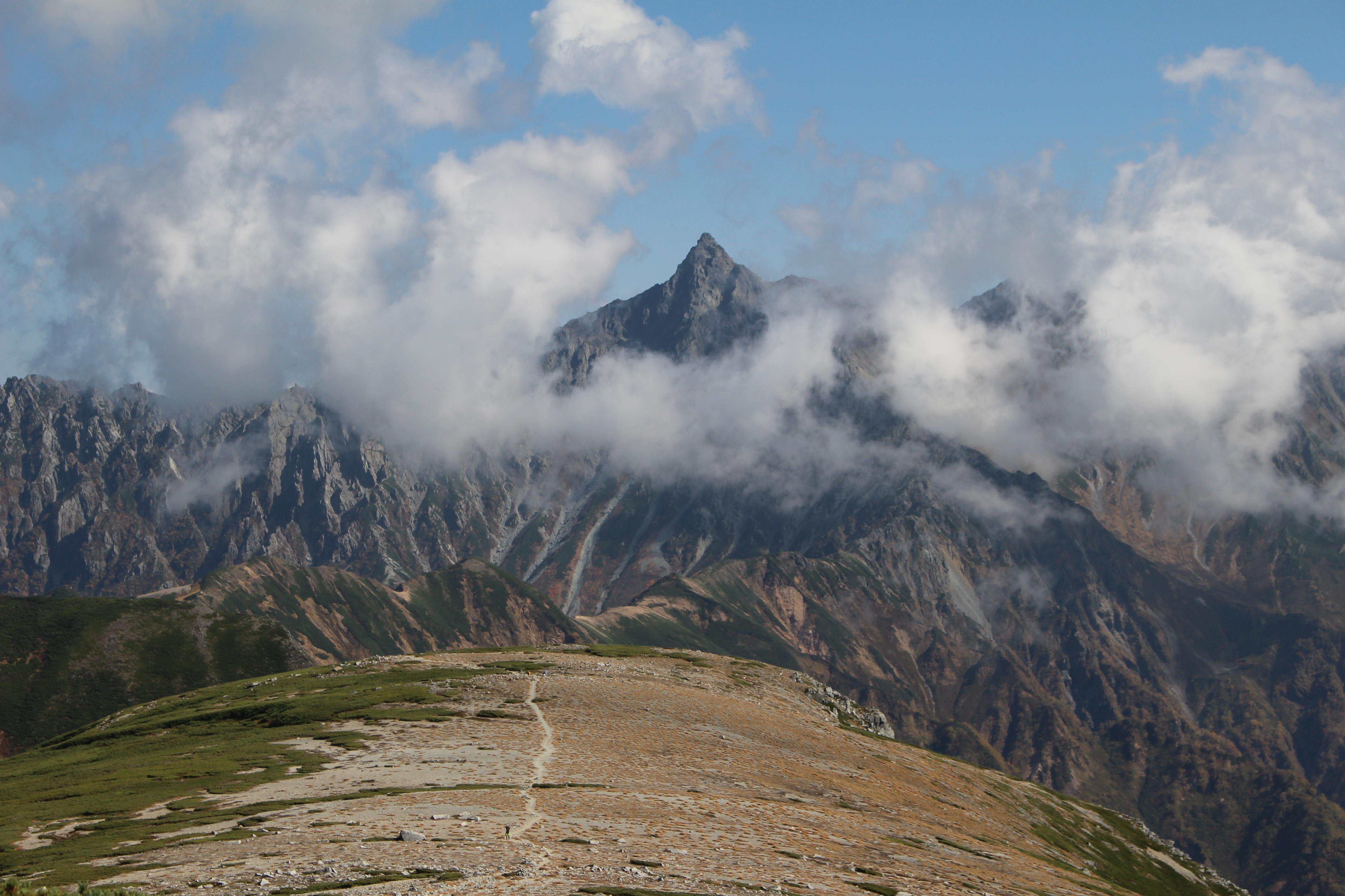 双六岳から望む槍ヶ岳の稜線と登山道