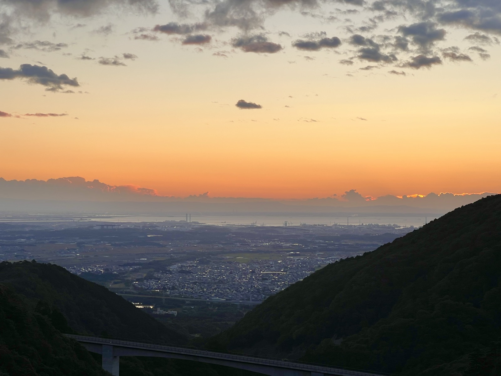 蒼滝大橋から望む夜明けの伊勢湾と朝焼け 御在所岳裏道の出発