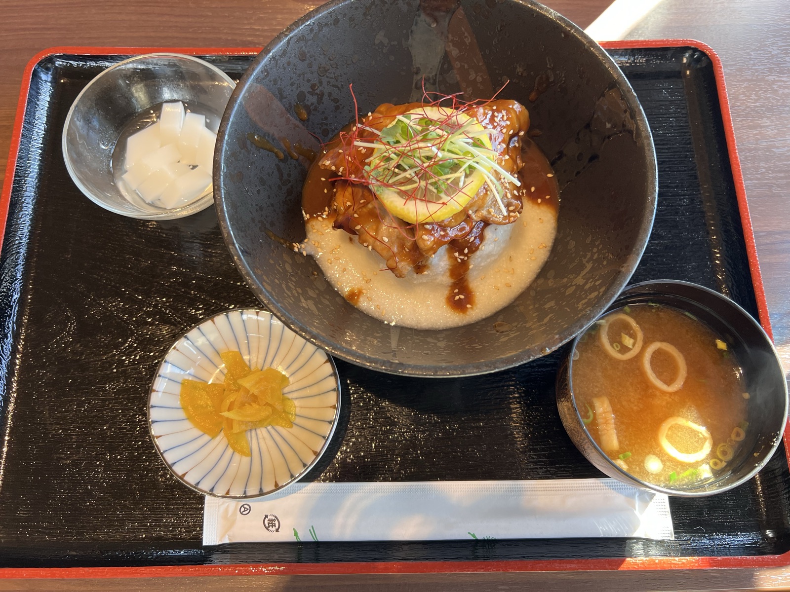 御在所岳山上の限定僧兵丼 大根小鉢と味噌汁