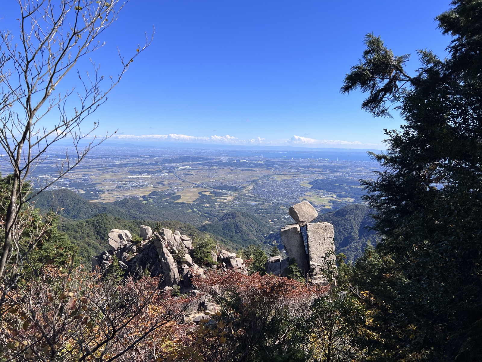 御在所岳中道の地蔵岩と眼下の濃尾平野 鈴鹿山脈