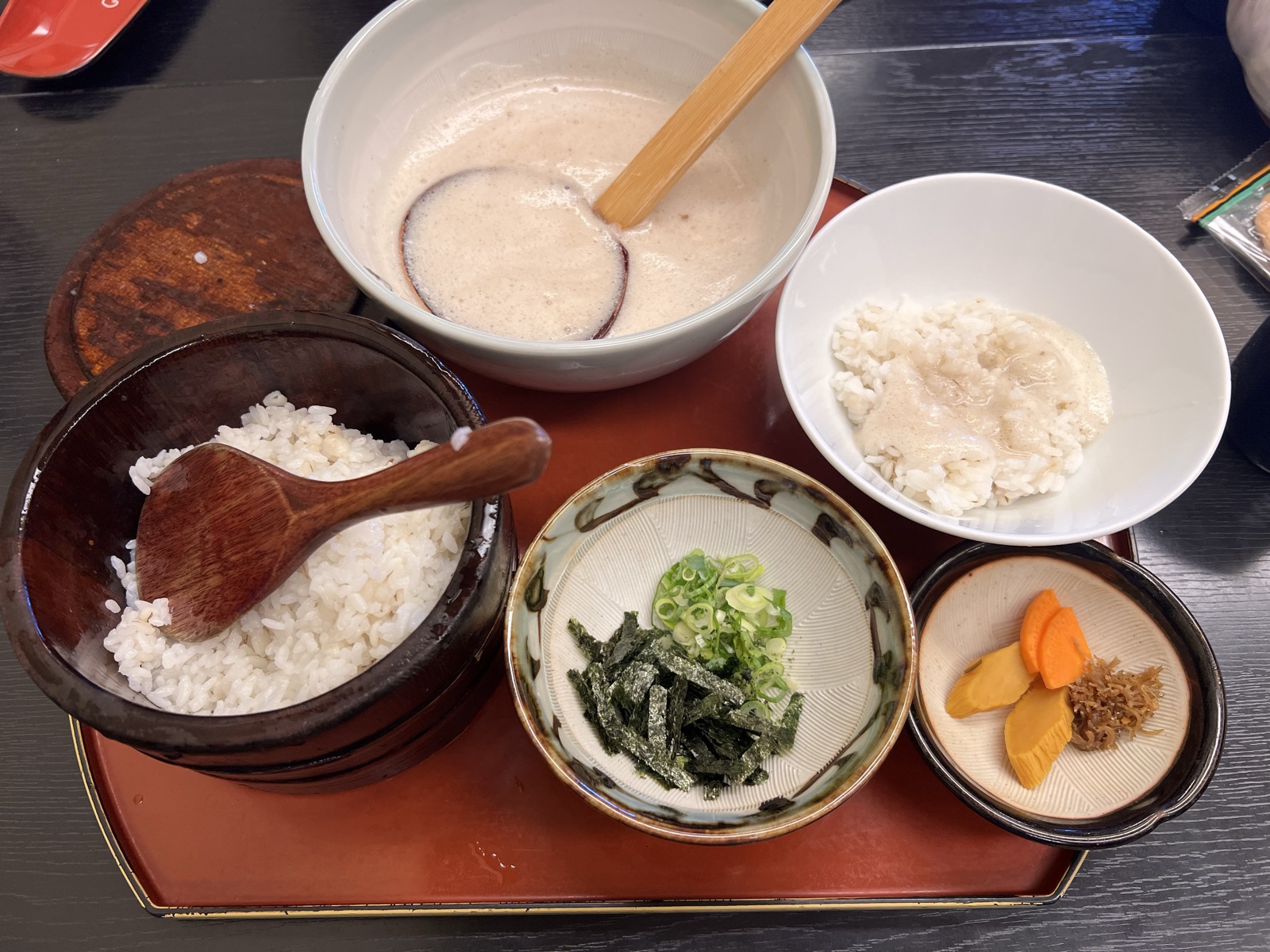 自然薯茶々のとろろご飯と麦飯のおひつ 御在所岳下山後の定番