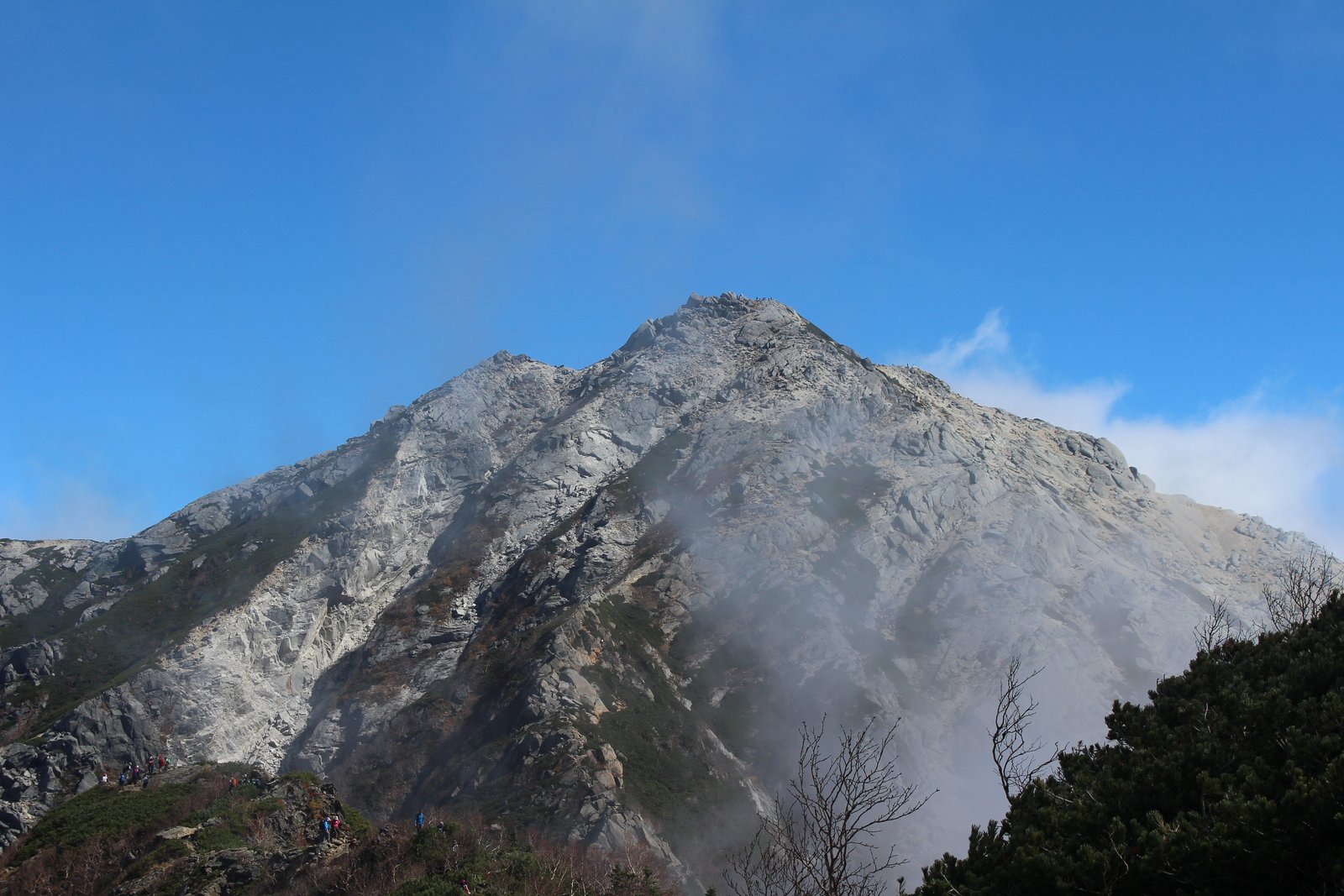 駒津峰から見た甲斐駒ヶ岳の白い山頂 花崗岩の白いピラミッド