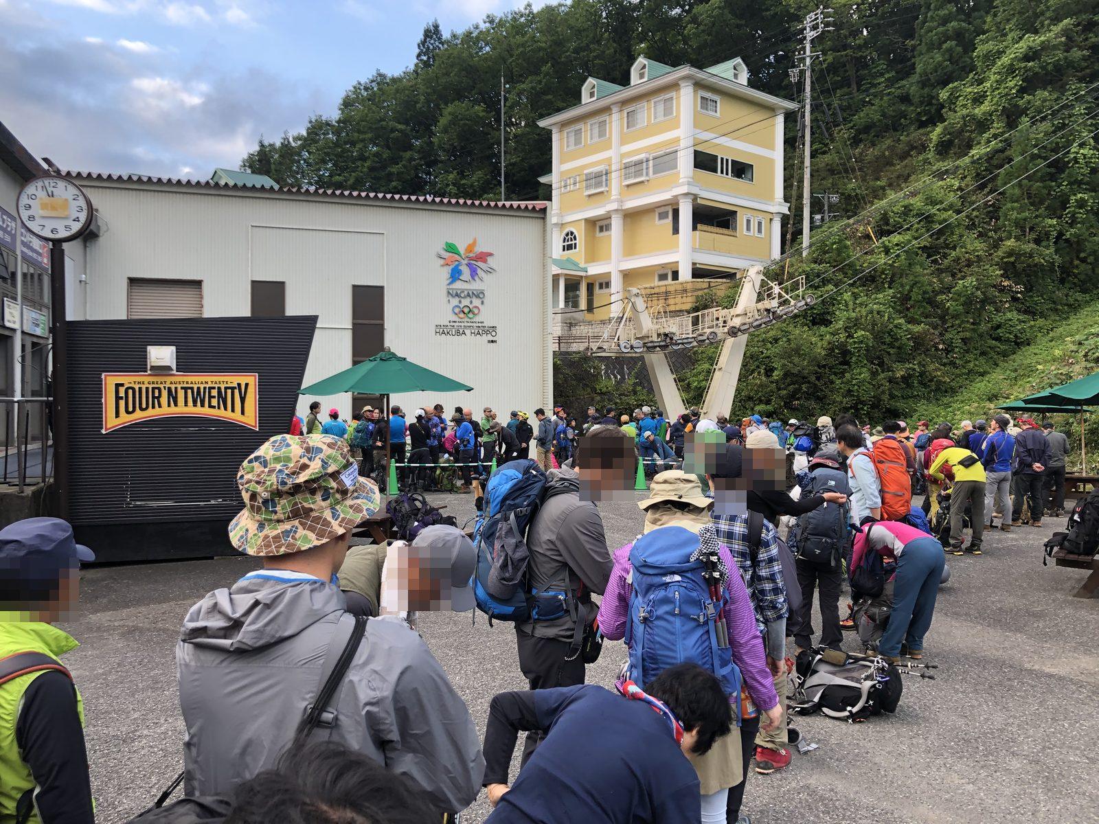八方駅のゴンドラ始発待ちに並ぶ登山者の行列 白馬八方尾根 唐松岳日帰り登山 ヤマカルテ