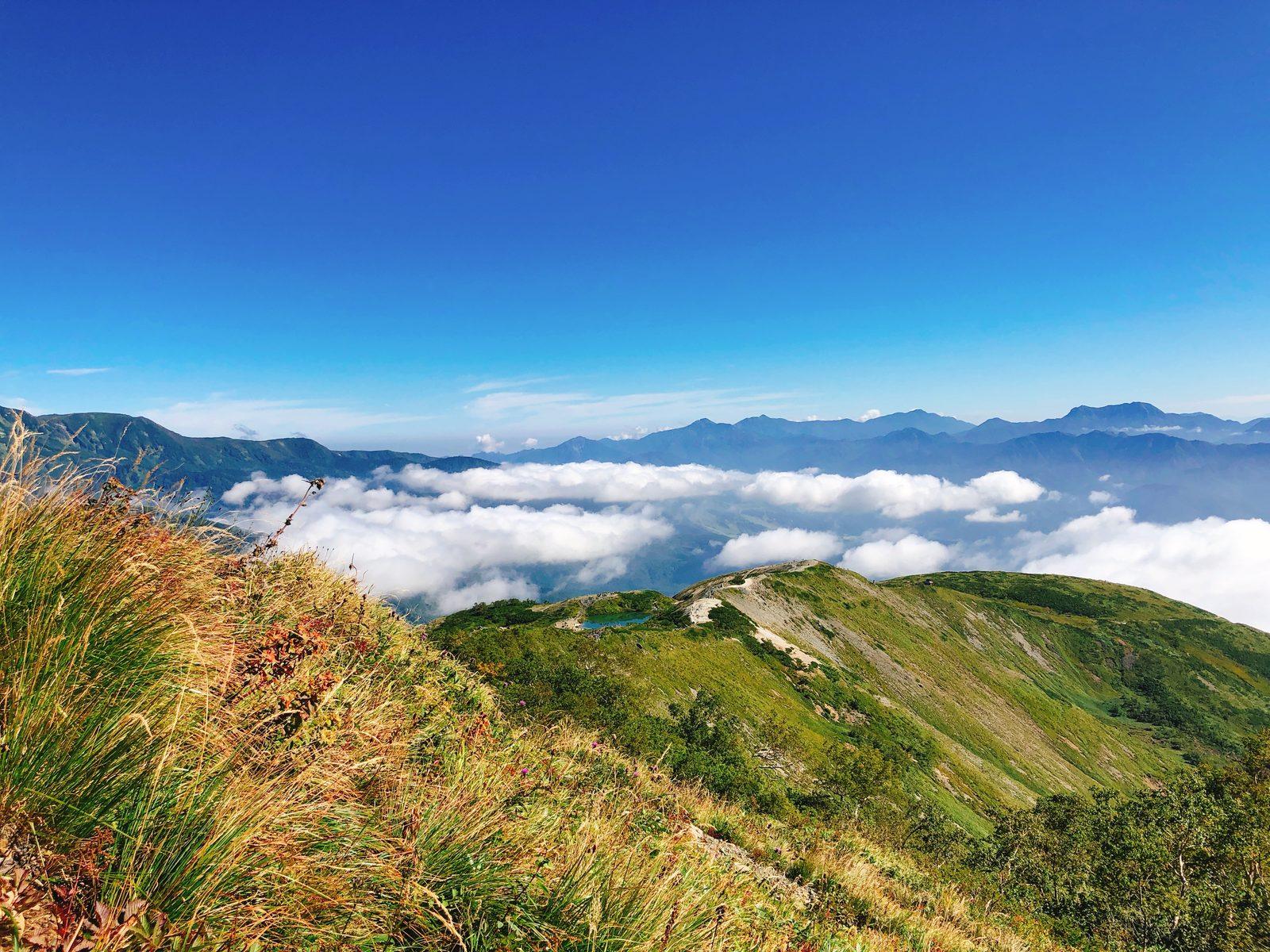 八方池を振り返る八方尾根の稜線と雲海 唐松岳日帰り登山 ヤマカルテ