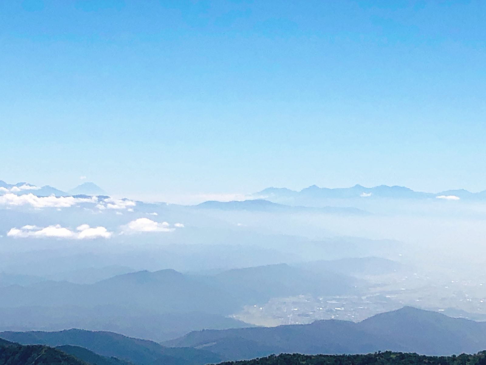 唐松岳への登りから遠望した富士山と南アルプスの稜線 唐松岳日帰り登山 ヤマカルテ