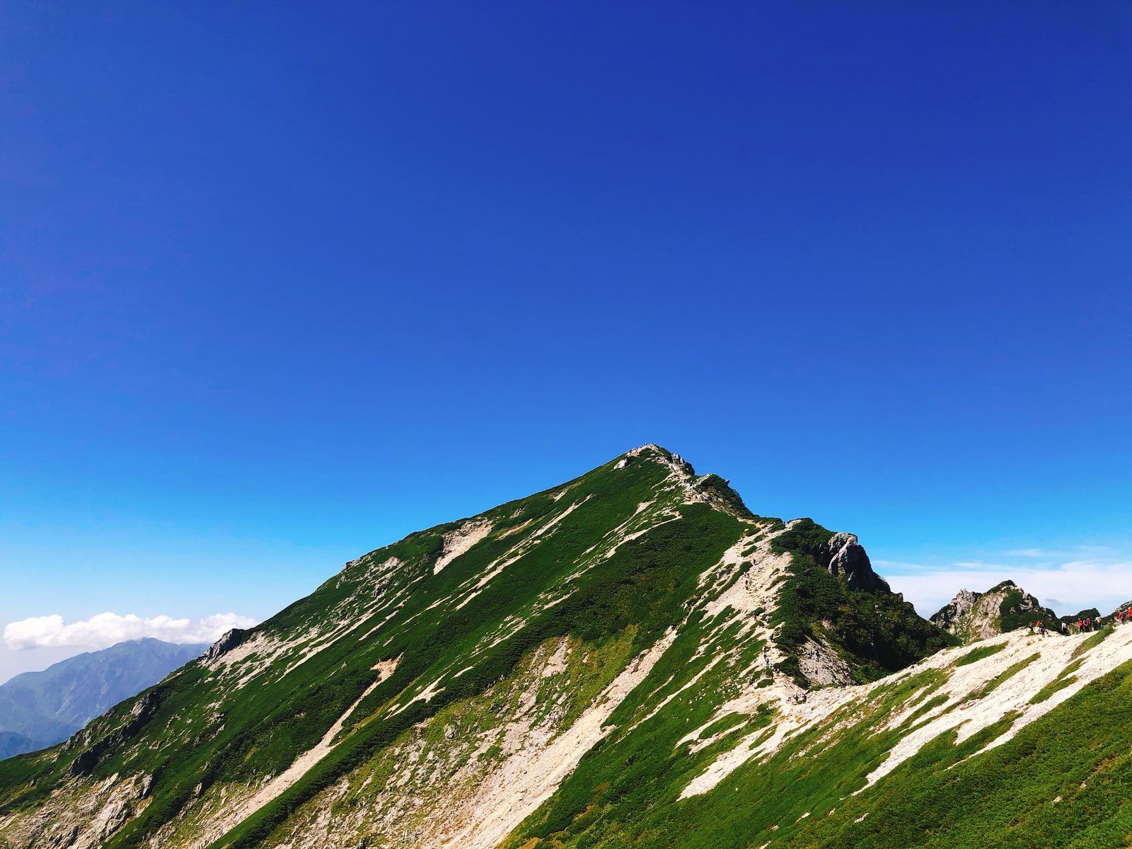 唐松岳頂上山荘から見た山頂へ続く稜線 唐松岳日帰り登山 ヤマカルテ