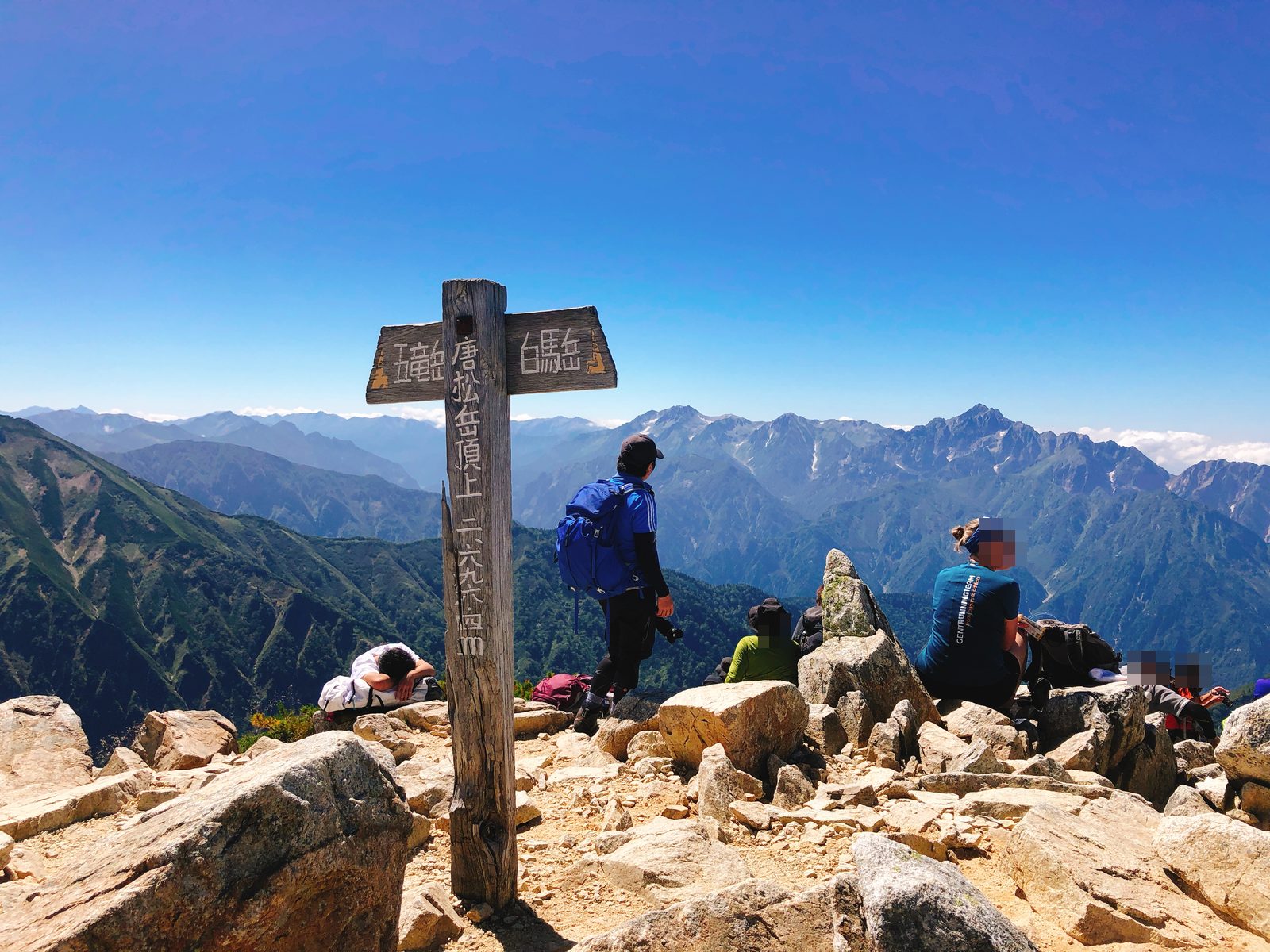唐松岳の山頂標と背後にそびえる剱岳 北アルプス後立山連峰 ヤマカルテ