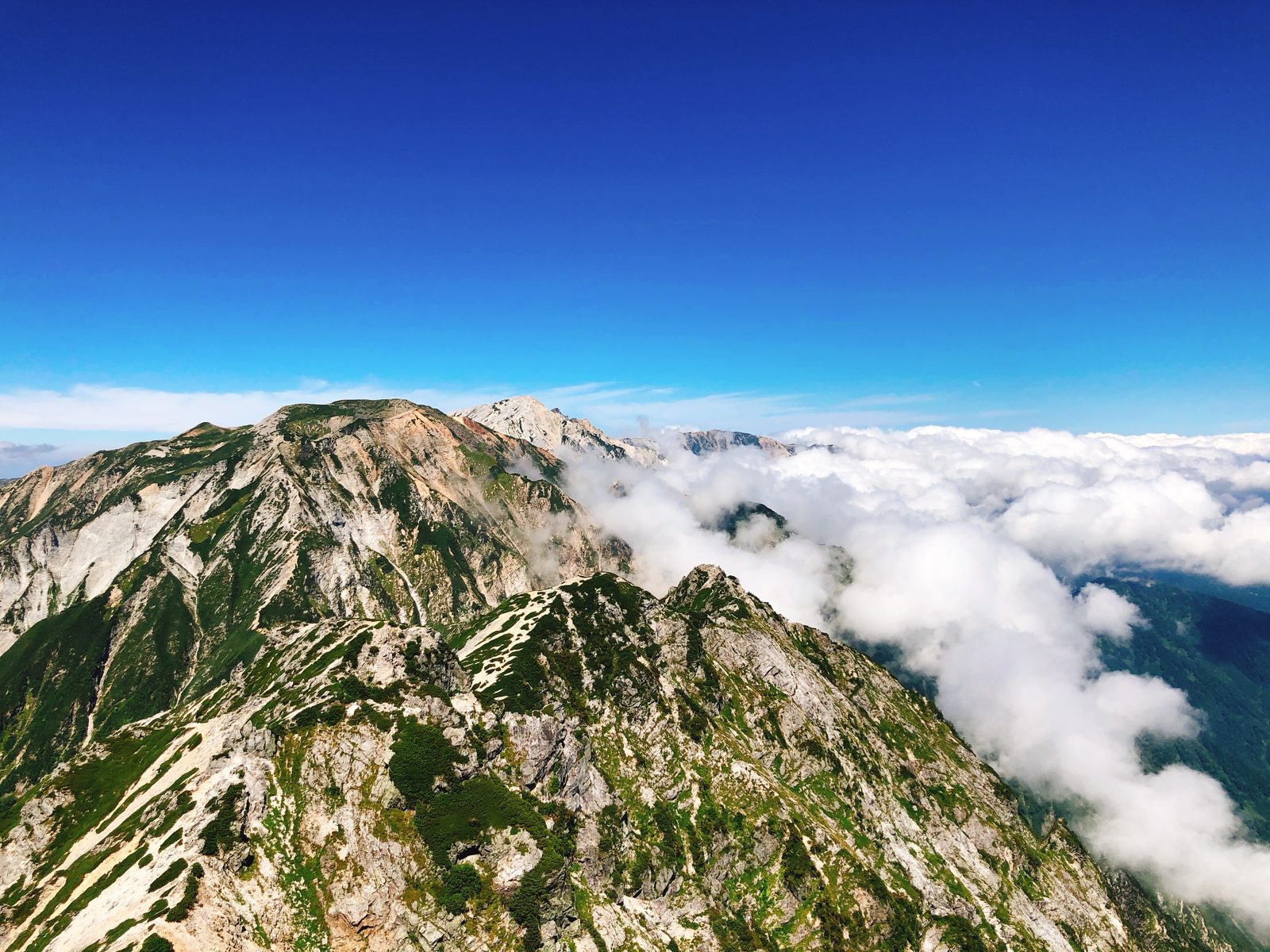 唐松岳山頂から続く不帰ノ嶮の岩稜と白馬三山 唐松岳日帰り登山 ヤマカルテ