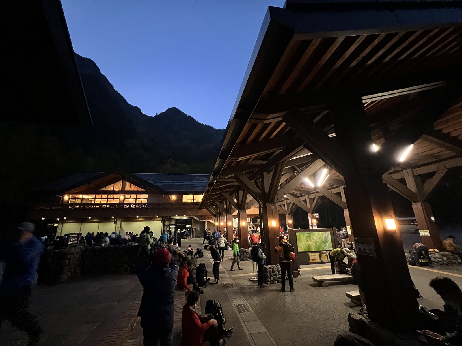 早朝5時半の上高地バスターミナル 紅葉シーズンの週末で登山者が集まる 涸沢テント泊の出発点