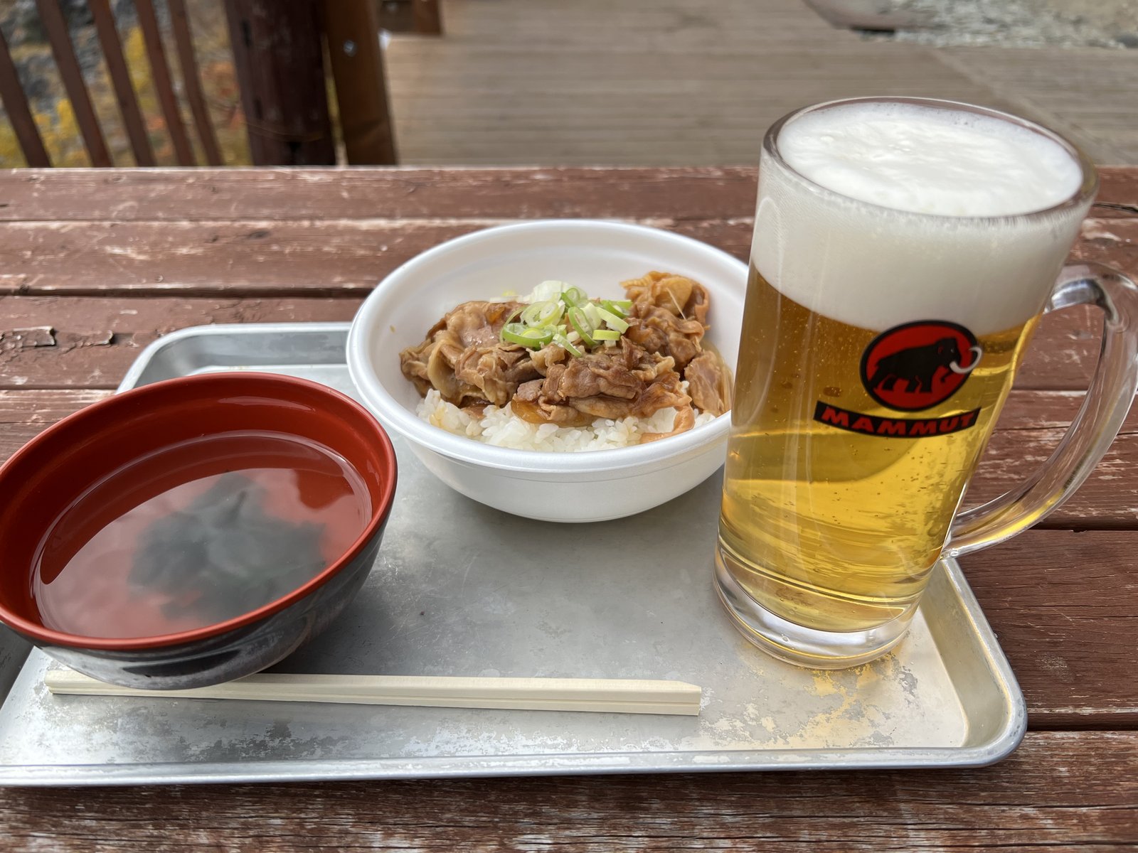 涸沢小屋のスタミナ豚丼とマムートのジョッキのビール 涸沢テント泊の昼食
