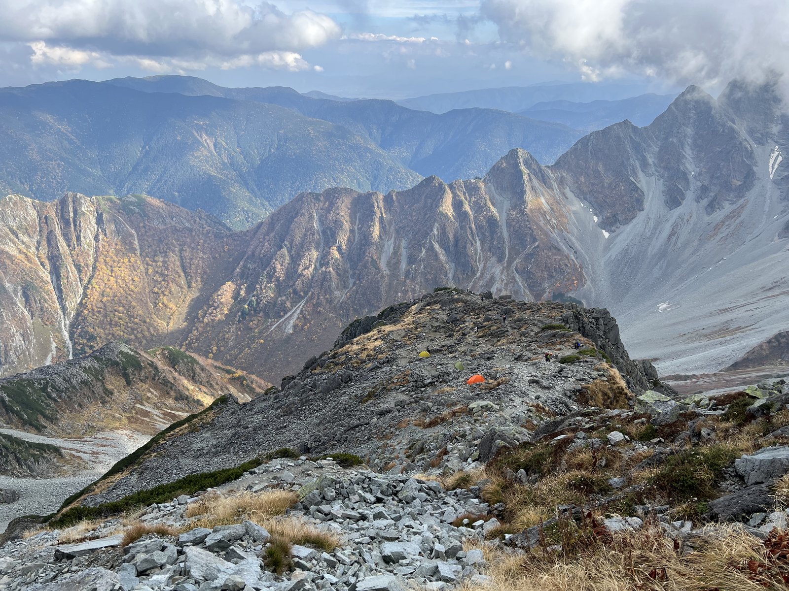 眼下に見える北穂高小屋のテント場と穂高の山並み 北穂高岳から