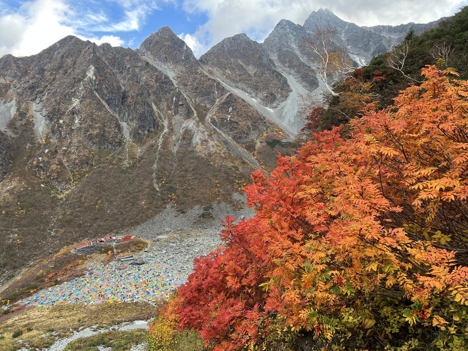 北穂南稜から見下ろす紅葉の涸沢カールとテント場 ナナカマドの赤