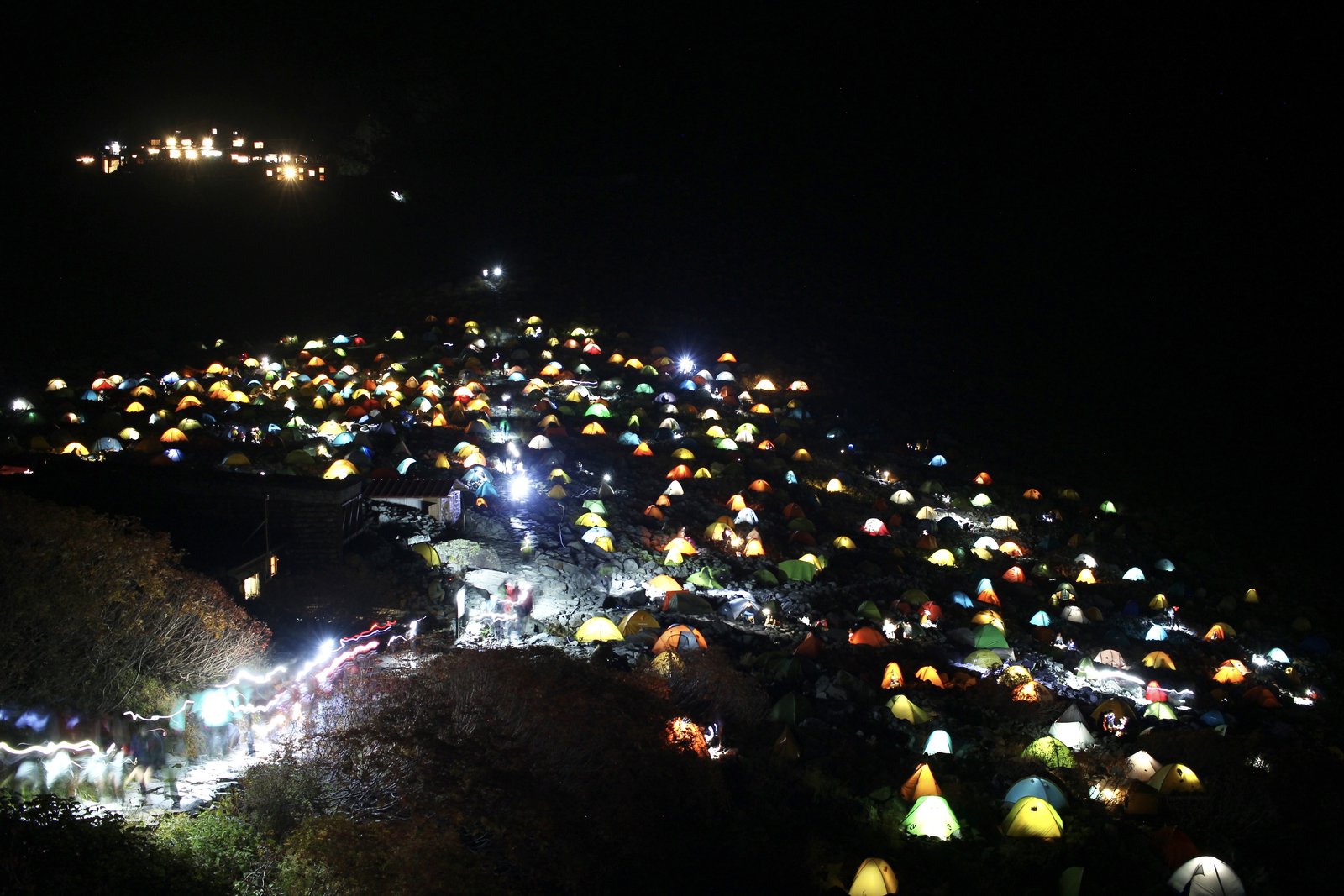 夜の涸沢テント場 650張のテントの灯りが宝石箱のように光る