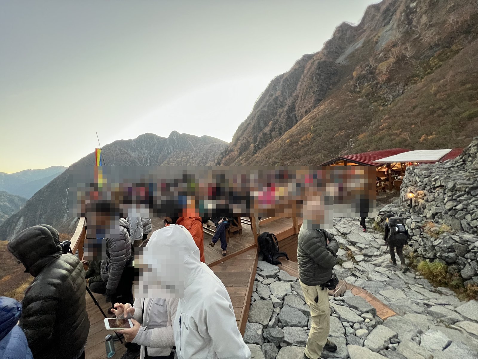 日の出を待つ登山者で混み合う涸沢ヒュッテのテラス 紅葉シーズンの朝