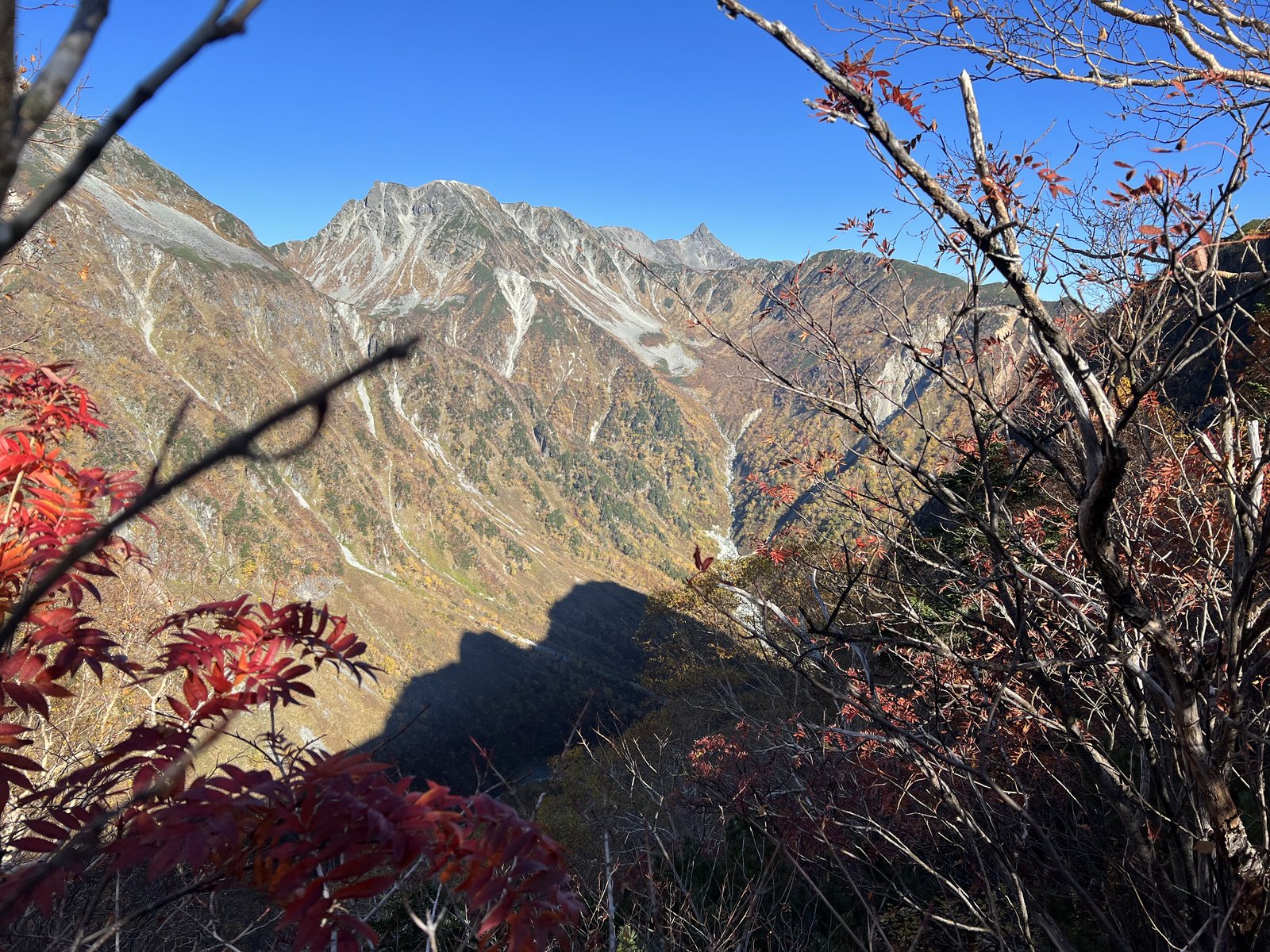 紅葉の額縁と屏風岩の影の向こうに見える槍ヶ岳 パノラマコースから