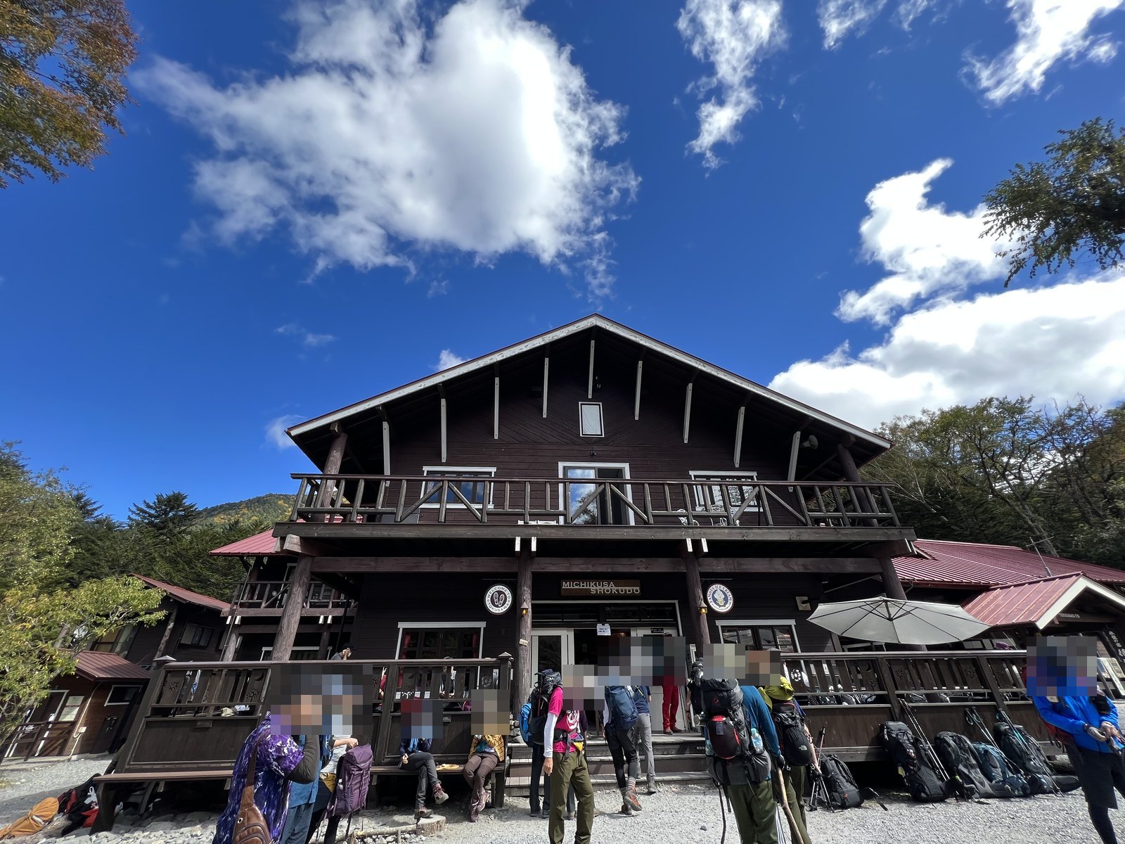 昼どきの徳澤園 紅葉シーズンの週末で混み合う登山者