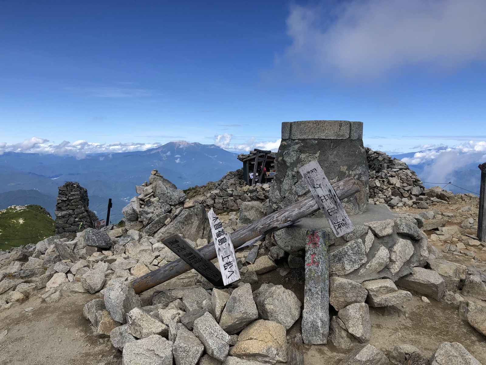 倒れた山頂標と御嶽山を望む木曽駒ヶ岳山頂 中央アルプス最高峰2956m